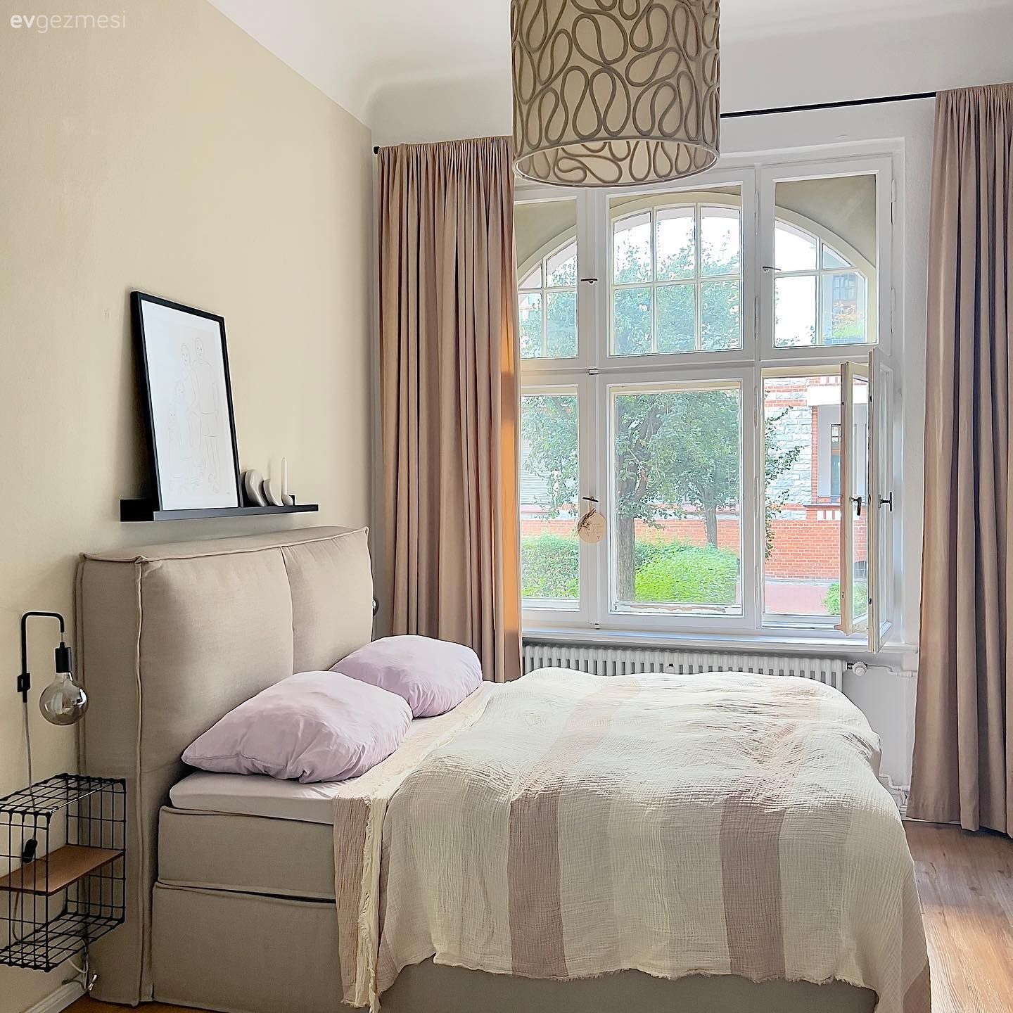 Yatak Odası, Beyaz, Bej, Krem, Fon perde, Perde, Yatak örtüsü, Yatak başlığı, Dekoratif Objeler