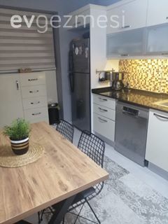 Mutfak, Beyaz, Siyah, Mutfak tezgahı, Mutfak tezgah arası, Tezgah arası seramik, Mutfak masası, Metal sandalye, Sandalye, Ahşap masa, Mutfak halısı, Siyah tezgah, Ekstra mutfak dolabı