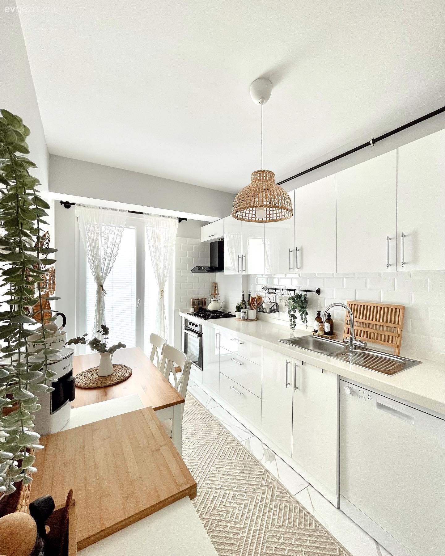 Mutfak, Beyaz, Beyaz ve ahşap mutfak, İskandinav, Metro seramik, Seramik, Mutfak masası, Sandalye, Davlumbaz, Mutfak halısı, Hasır avize, Siyah, Mutfak perdesi