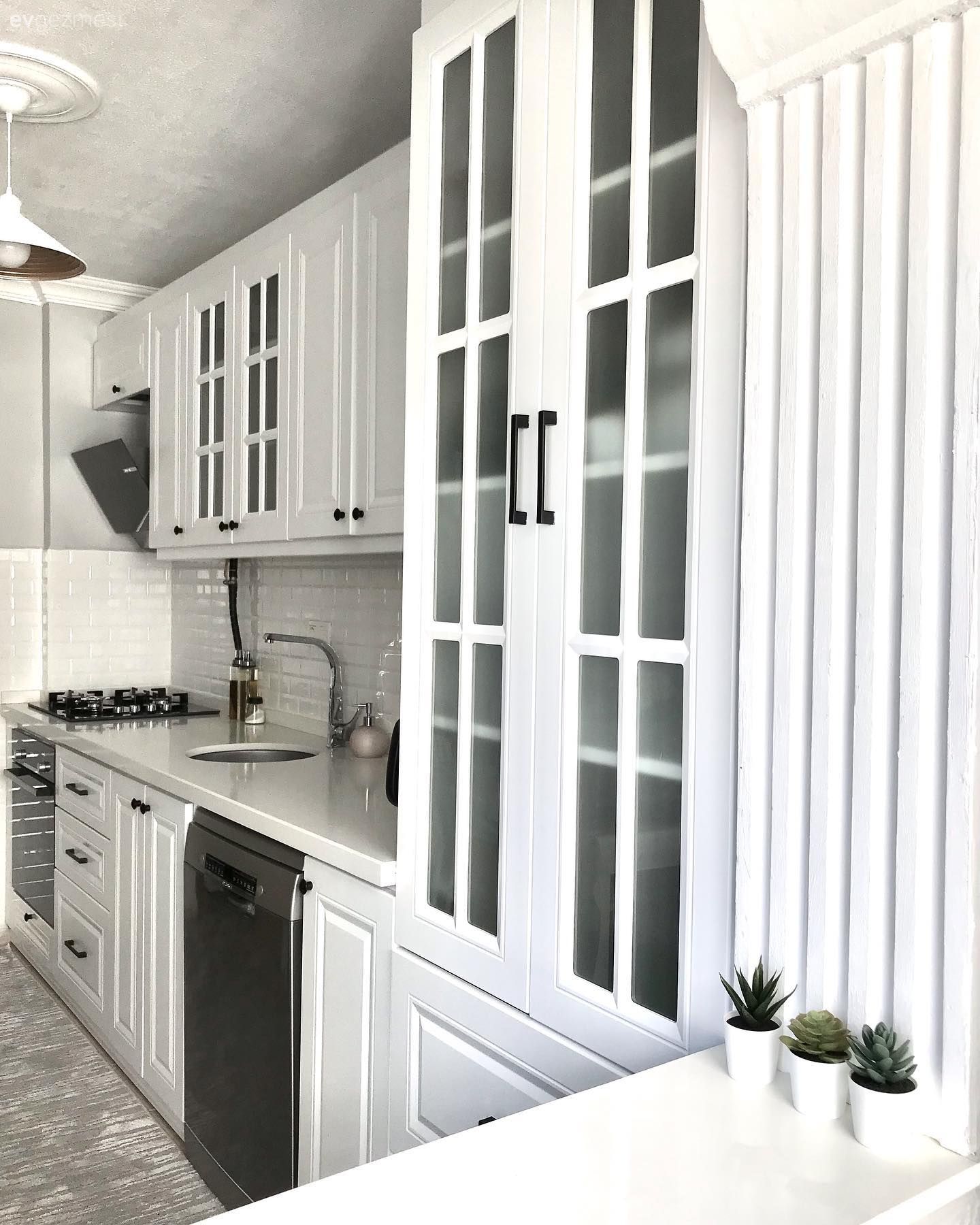 Mutfak, Beyaz, Beyaz mutfak, Siyah, Shaker kapaklı dolaplar, Mutfak tezgahı, Mutfak tezgah arası, Tezgah arası seramik, Ankastre, Davlumbaz, Mutfak Avize Modelleri