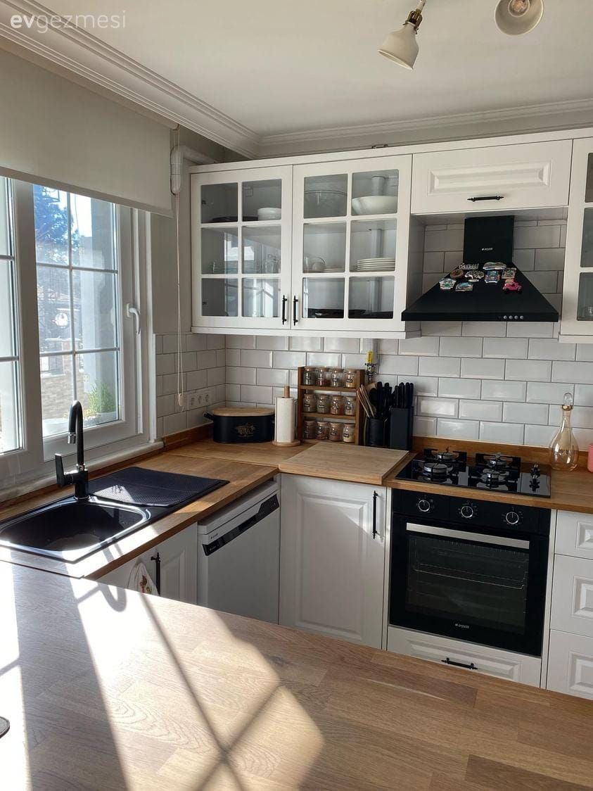 Bu Bahçeli Evde Ahşabın Sıcaklığı, Beyazın da Ferahlığı Her Şeye Yetmiş!