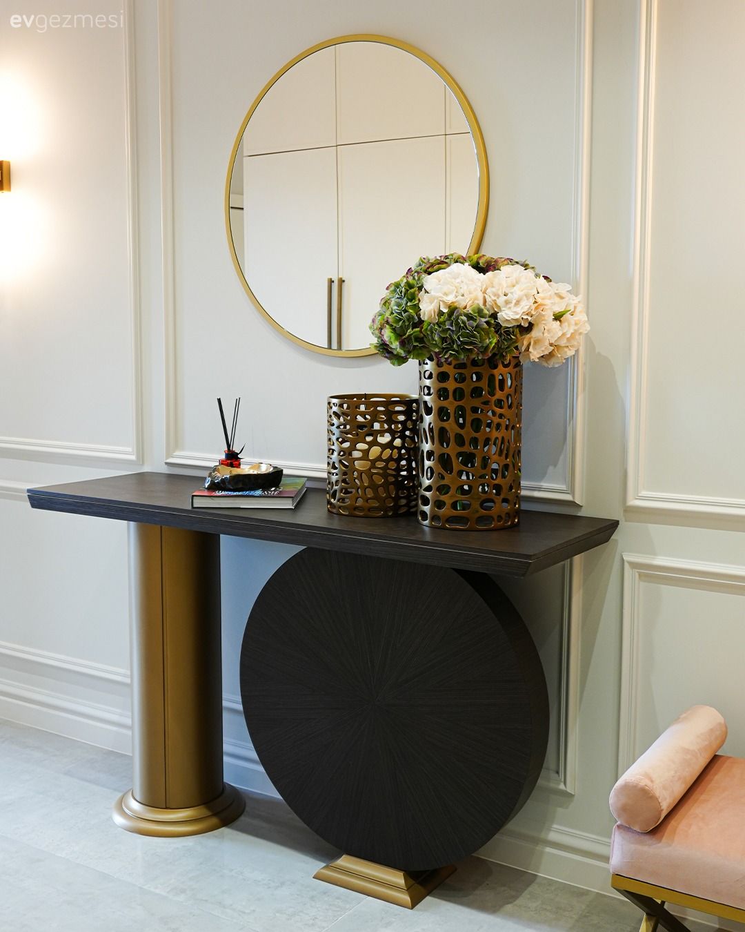 Antre, Duvar çıtalama, Dresuar, Siyah, Altın, Yuvarlak ayna, Dekoratif ayna, Vazo, Ev Aksesuar, Dekoratif Objeler, Aplik, Aydınlatma