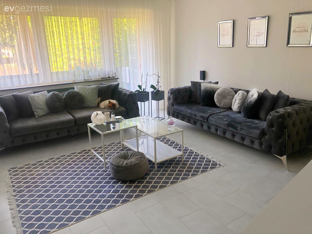 Salon, Modern, Beyaz, Siyah, Koltuk takımı, Kırlent, Ev tekstili, Halı, Orta sehpa, Sehpa, Salon halısı, Sehpa üstü aksesuarı, Ev Aksesuar, Tül perde, Perde, Çerçeve, Modern chesterfield, Yan sehpa, Puf