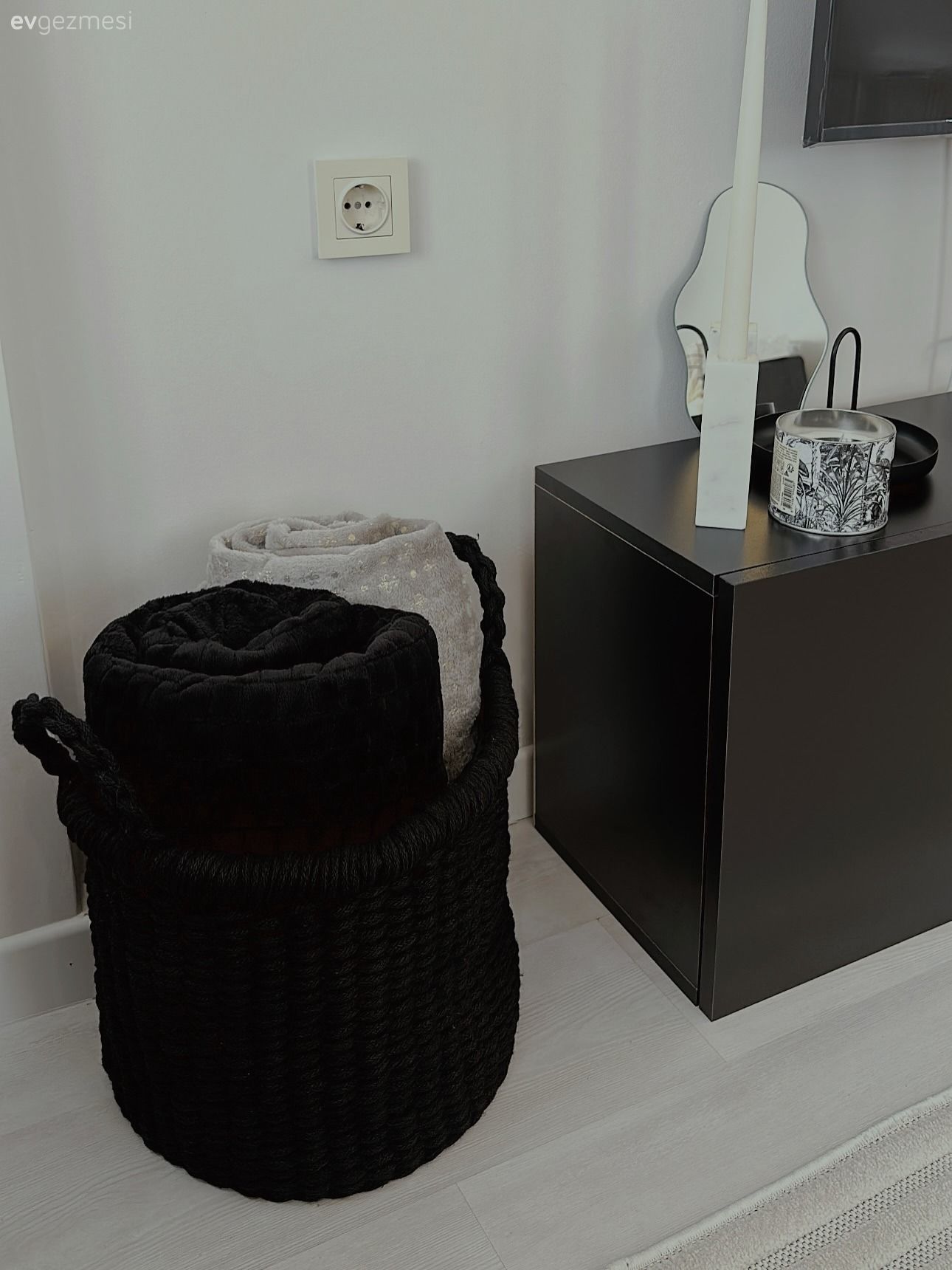 Bu Ankara Evinde Siyah, Beyaz ve Antrasit Uyumu Dekoru Ele Geçirmiş