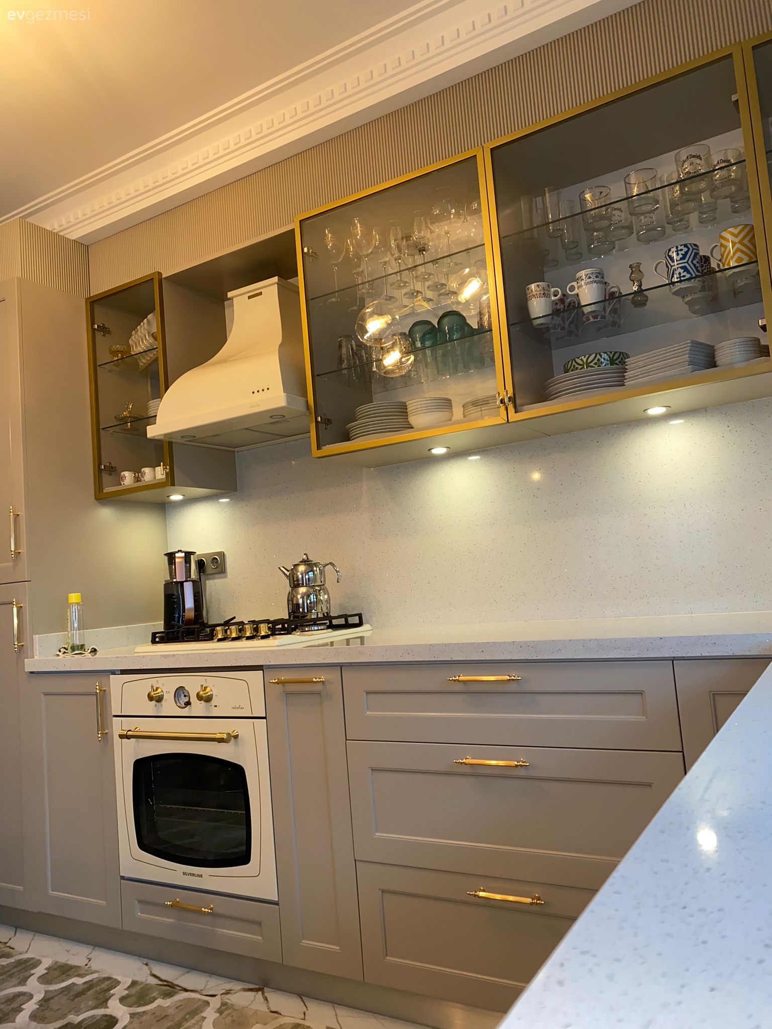 Mutfak, Rustik mutfak, Beyaz, Gri, Altın, Shaker kapaklı dolaplar, Rustik ankastre, Ankastre, Mutfak tezgahı, Mutfak tezgah arası, Tezgah arası seramik, Davlumbaz