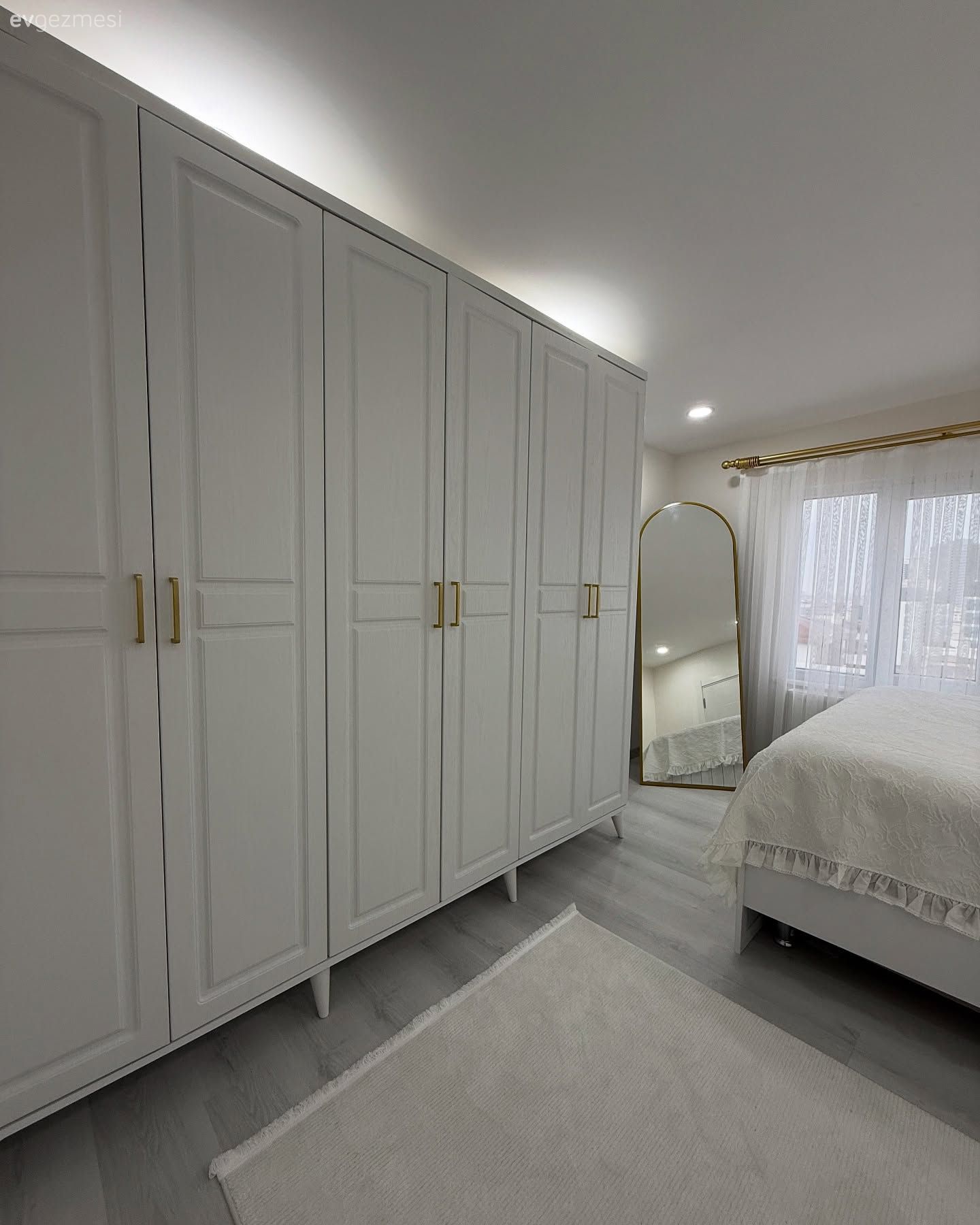 Bu İki Katlı Evde Modern Stil Çok Baskın