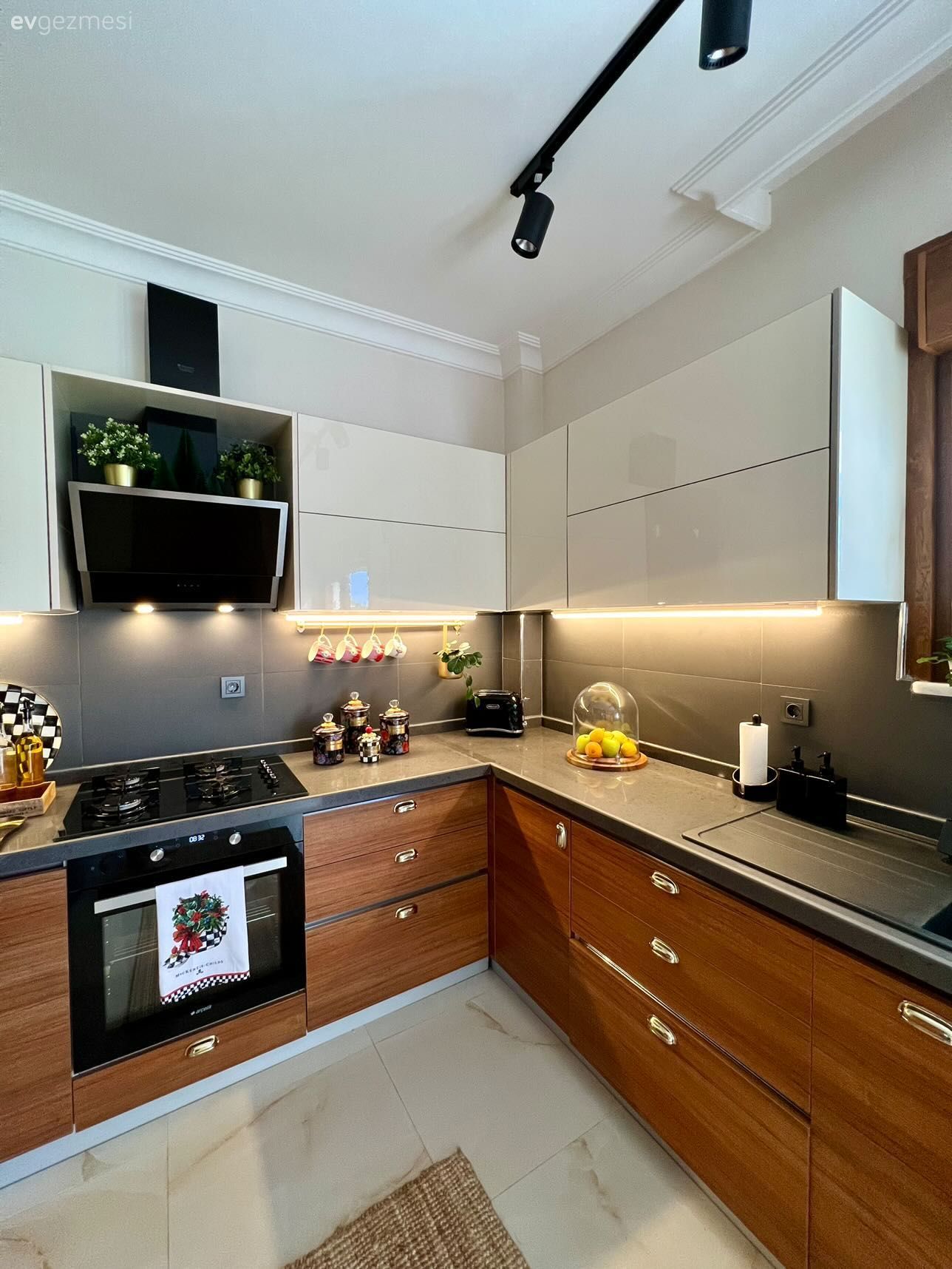 Mutfak, Ahşap mutfak, Kahverengi, Beyaz, Siyah, Mutfak tezgahı, Mutfak tezgah arası, Tezgah arası doğal taş, Ankastre, Davlumbaz, Mutfak halısı, Jüt halı, Halı, Mutfak aksesuarları, Spot aydınlatma, Aydınlatma