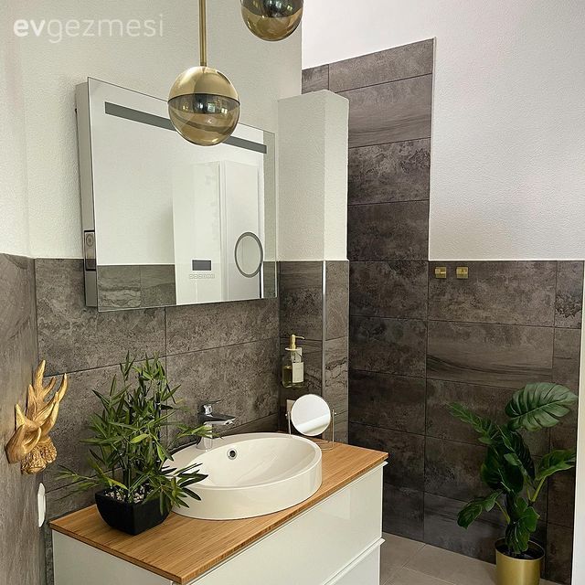 Banyo, Modern banyo, Beyaz, Gri, Banyo dolabı, Banyo aynası, Banyo aydınlatması, Banyo aksesuarları, Banyo seramikleri, Ev bitkisi, Saksı