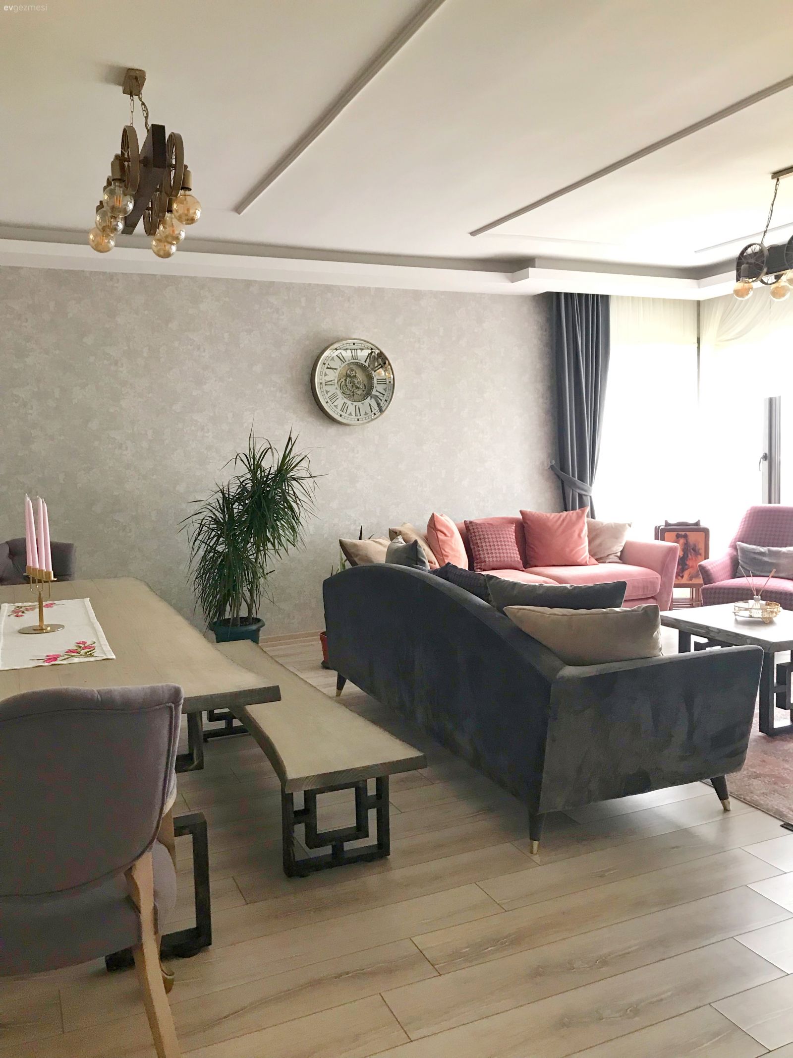 Salon, Koltuk takımı, Berjer, Ekose desen, Desenler, Krem, Gri, Beyaz, Stor perde, Kruvaze perde, Perde, Fon perde, Duvar kağıdı, Duvar dekorasyonu, Duvar saati, Orta sehpa, Sehpa, Halı, Salon halısı, Avize, Aydınlatma, Salon avizesi, Ev bitkisi, Bank, Kırlent, Ev tekstili, Pudra pembe, Yemek masası, Sandalye, Tavan dekorasyon