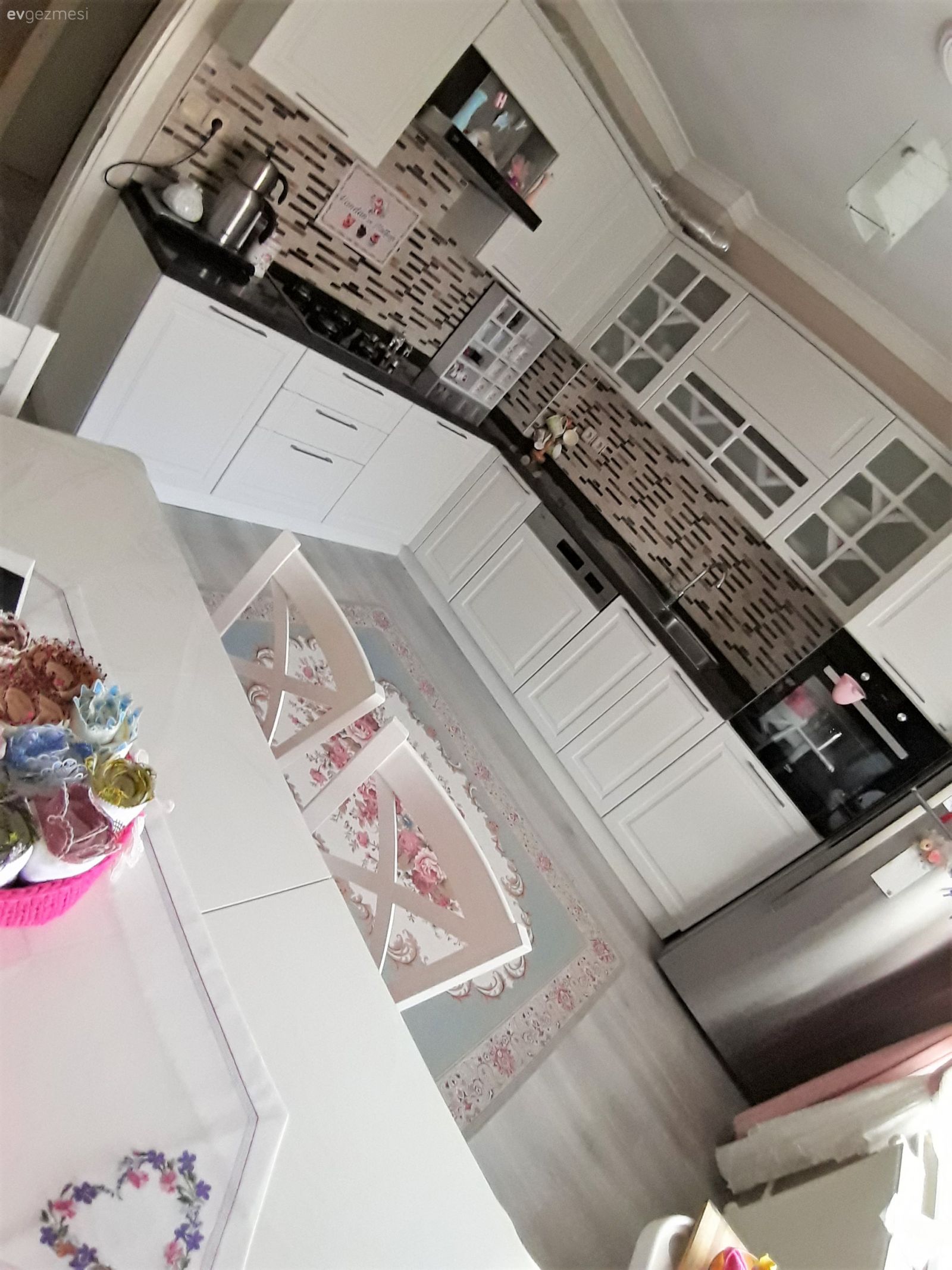 Mutfak, Beyaz mutfak, L-tipi mutfak, Beyaz, Siyah, Mavi, Pembe, Mutfak tezgahı, Mutfak tezgah arası, Tezgah arası seramik, Siyah tezgah, Halı, Mutfak halısı, Çiçekli desen, Desenler, Mutfak masası, Sandalye, Ankastre, Masa örtüsü, Ev tekstili