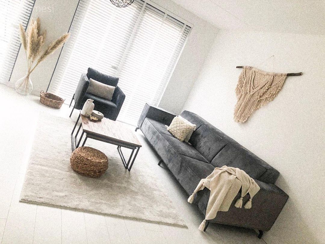 Salon, Modern, Bohem Dekorasyon, Gri, Bej, Beyaz, Koltuk takımı, Berjer, Halı, Salon halısı, Orta sehpa, Sehpa, Metal ayaklı sehpa, Makrome, Vazo, Ev Aksesuar, Pampas otu, Kırlent, Ev tekstili