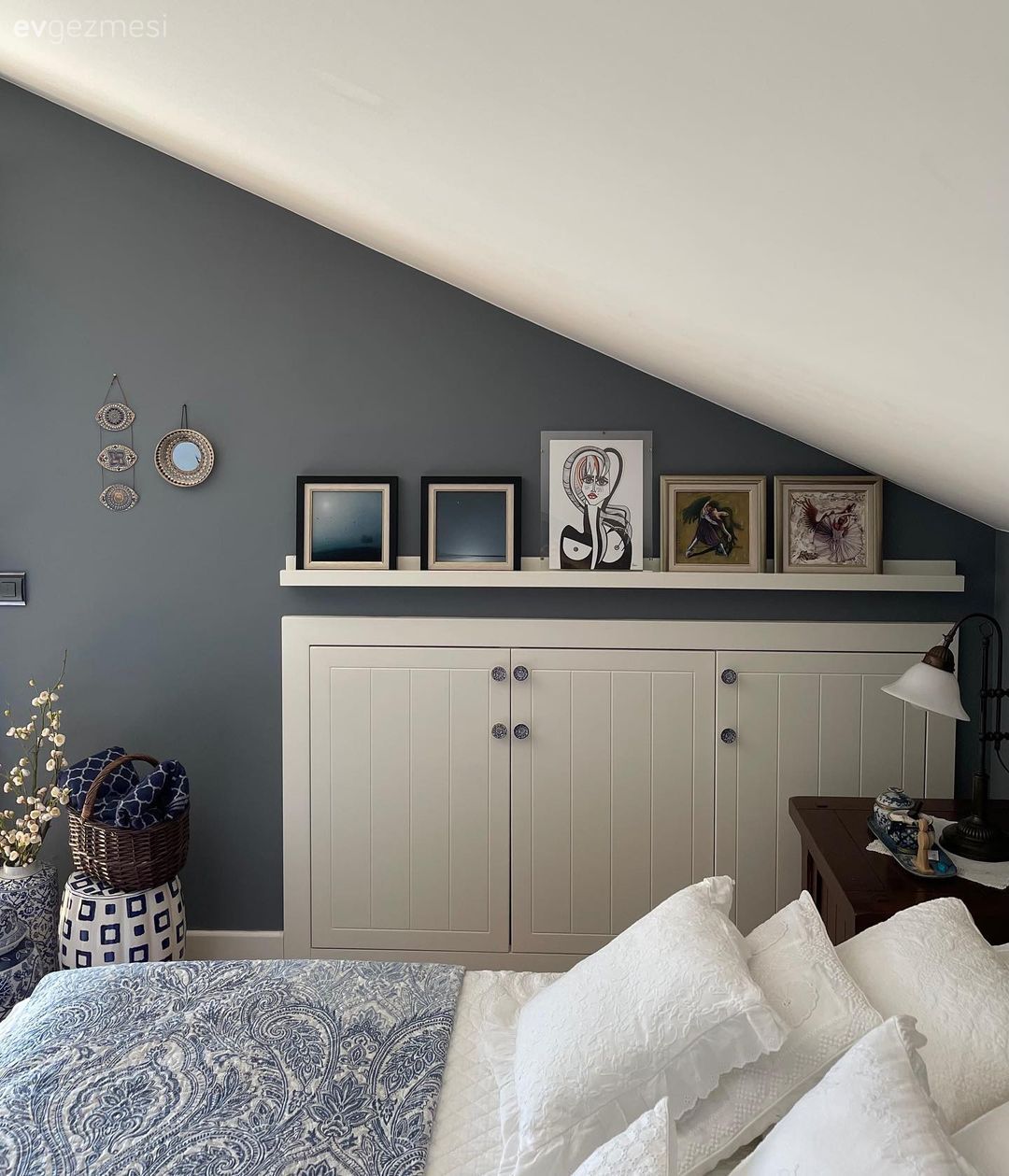 Yatak Odası, Gri duvar, Beyaz, Kırlent, Ev tekstili, Yatak örtüsü