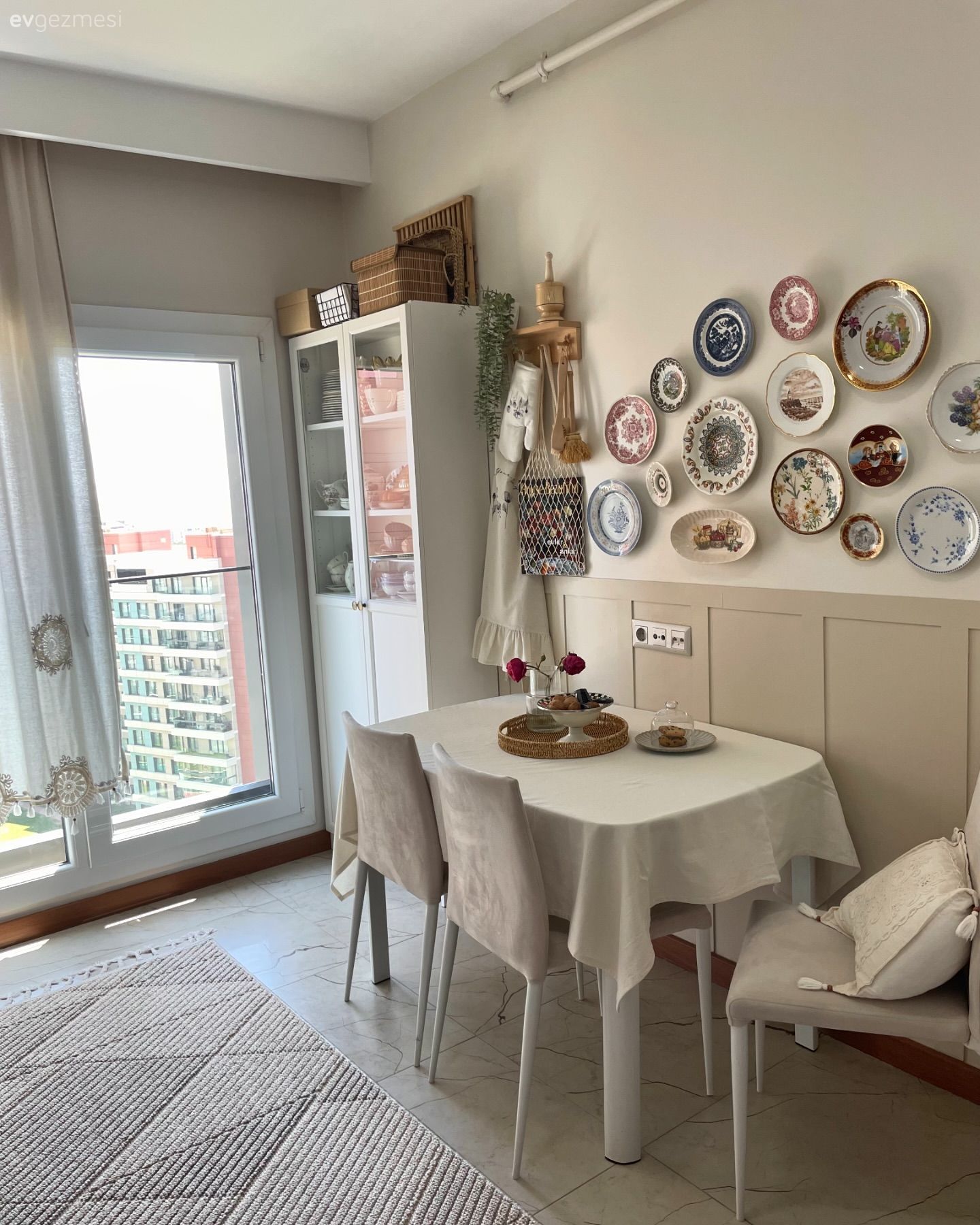 Ev Gezmesi: Duvar Tabaklarının Zarafetini Örneklendiren Bir Mutfak!