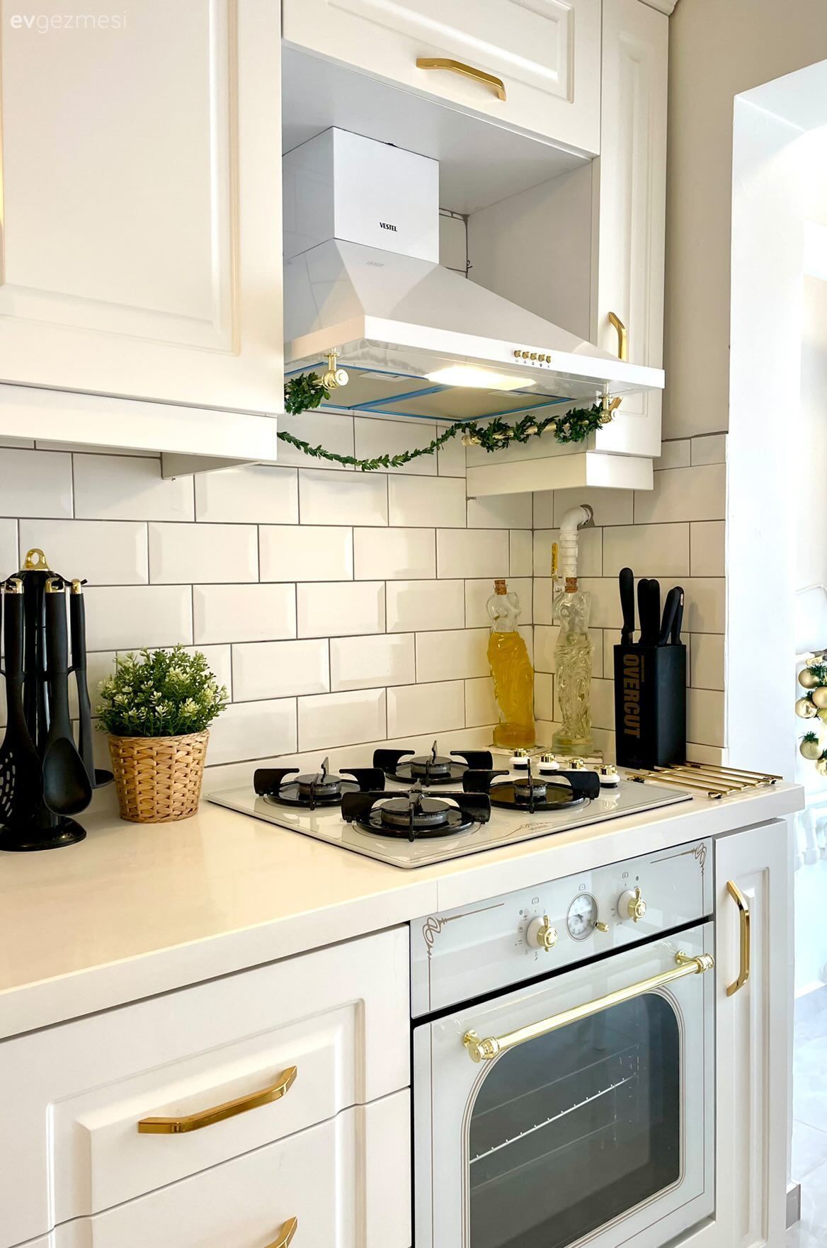 Öncesi&Sonrası: Beyazın Ferahlığı Bu İstanbul Mutfağını da Sarmış!