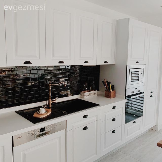 Beyaz ve Ahşap Uyumu Bu İstanbul Evinin Her Köşesinde Yankılanmış