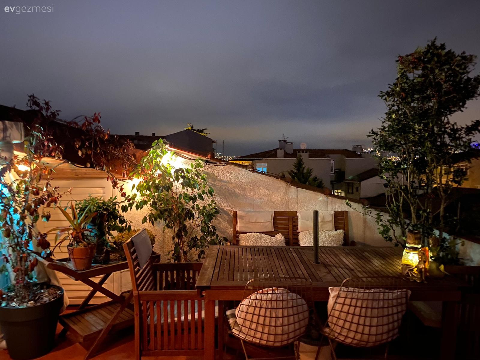 Teras, Ev bitkisi, Balkon oturma grubu, Balkon, Balkon masası, Sandalye, Ahşap Mobilya, Manzaralı evler