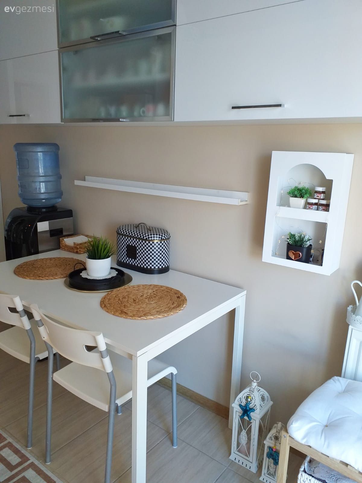 Mutfak, Krem, Beyaz, Mutfak masası, Duvar rafı, Duvar dekorasyonu