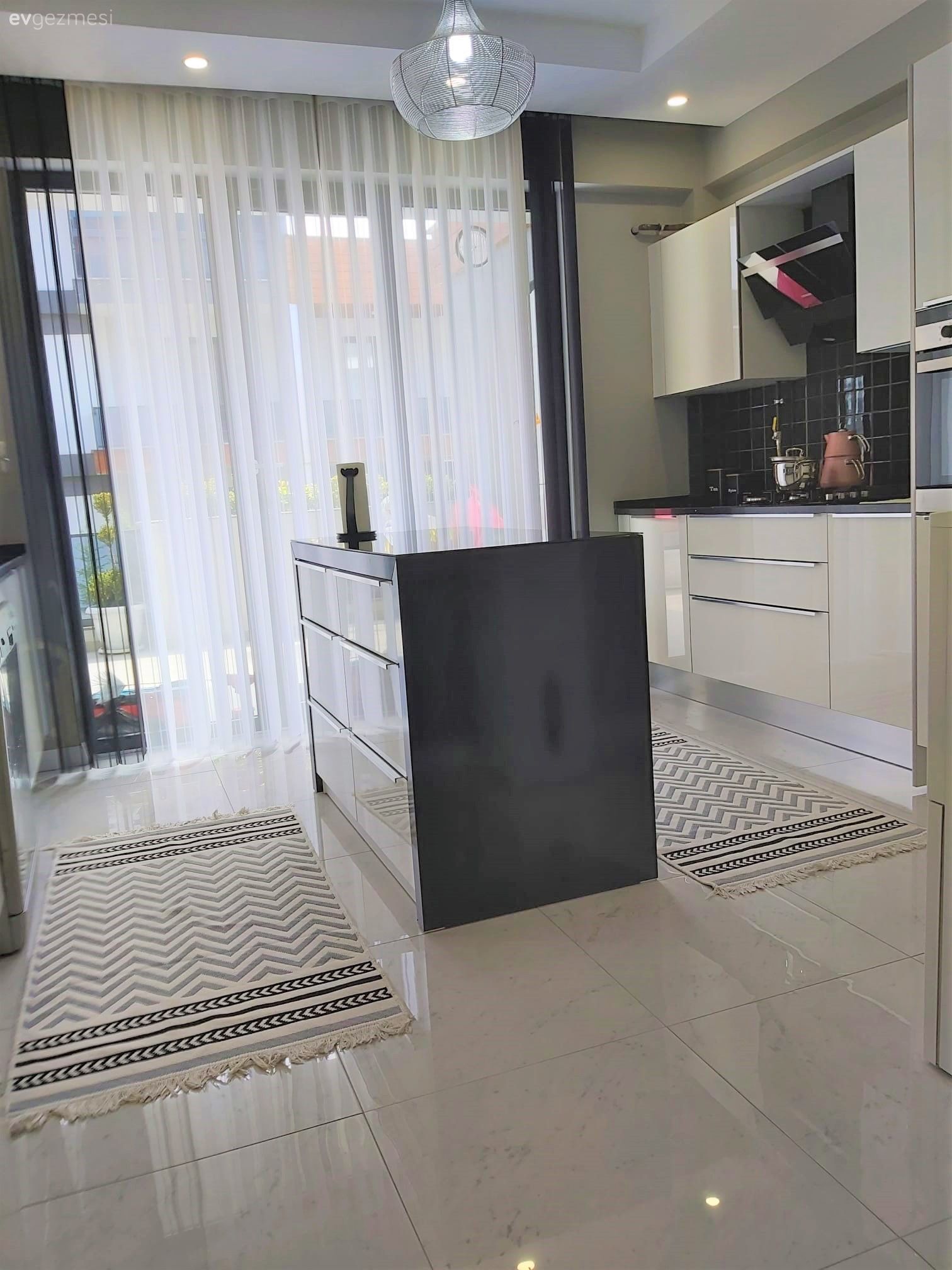 Mutfak, Beyaz, Siyah, Modern mutfak, Ada mutfak, Mutfak tezgahı, Mutfak tezgah arası, Tezgah arası seramik, Ankastre, Mutfak zemin seramikleri, Mutfak halısı, Mutfak perdesi, Siyah tezgah, Spot aydınlatma, Aydınlatma