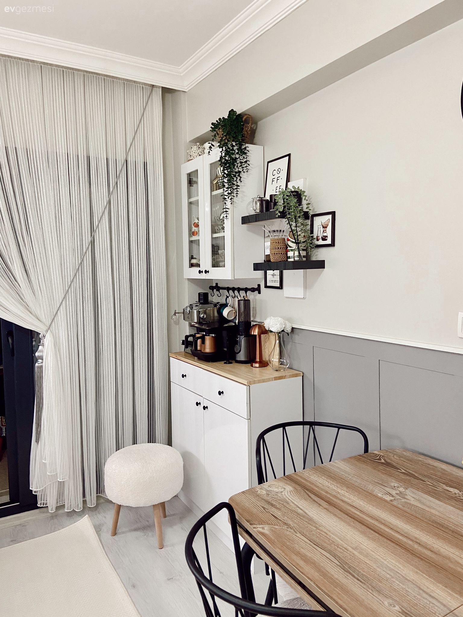 Lacivert ve Krem Uyumu Bu Evin Karakterini Belirleyen Detay