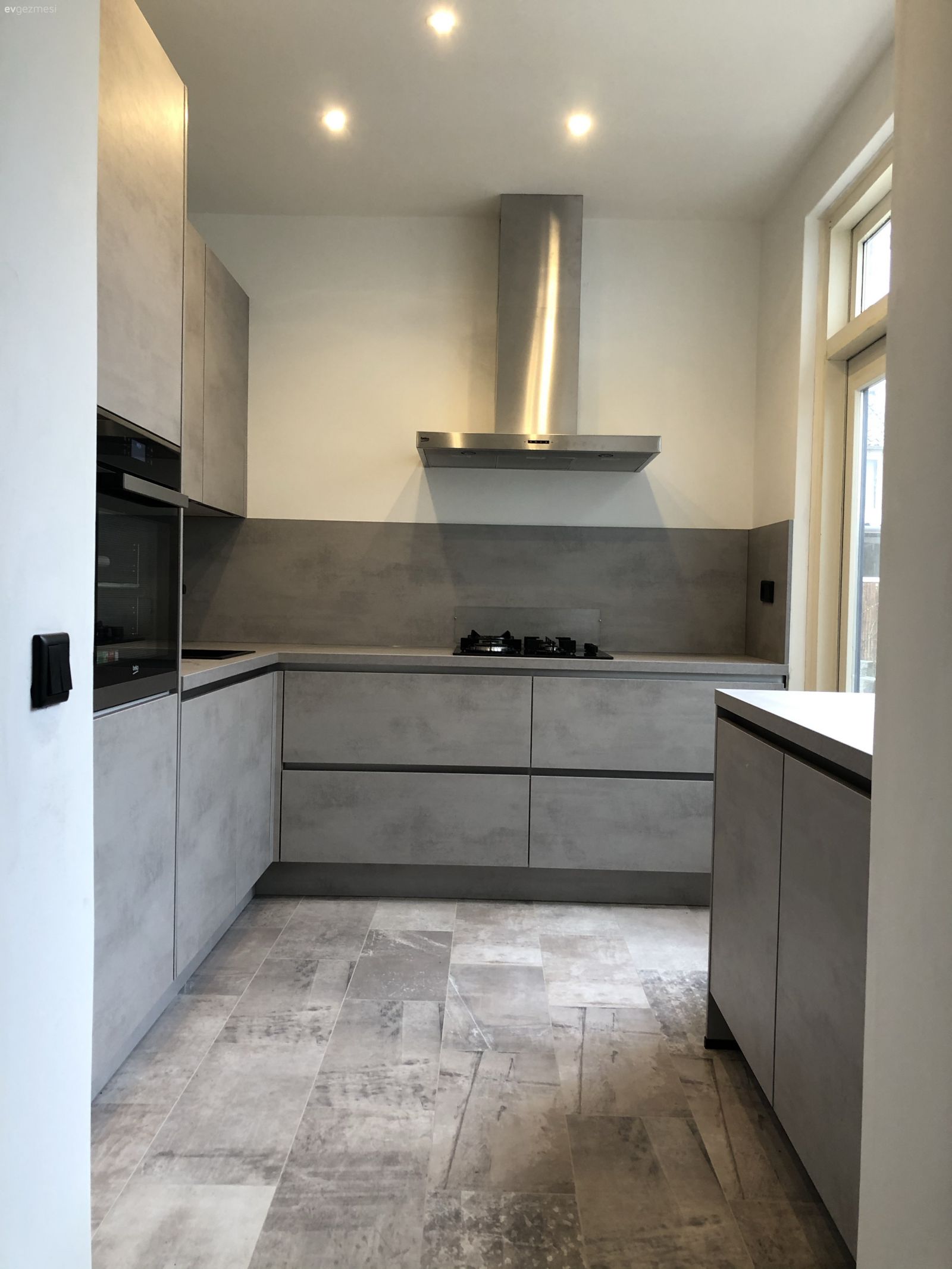 Mutfak, Beyaz, Bej, Mutfak tezgahı, Mutfak tezgah arası, Davlumbaz, Ankastre