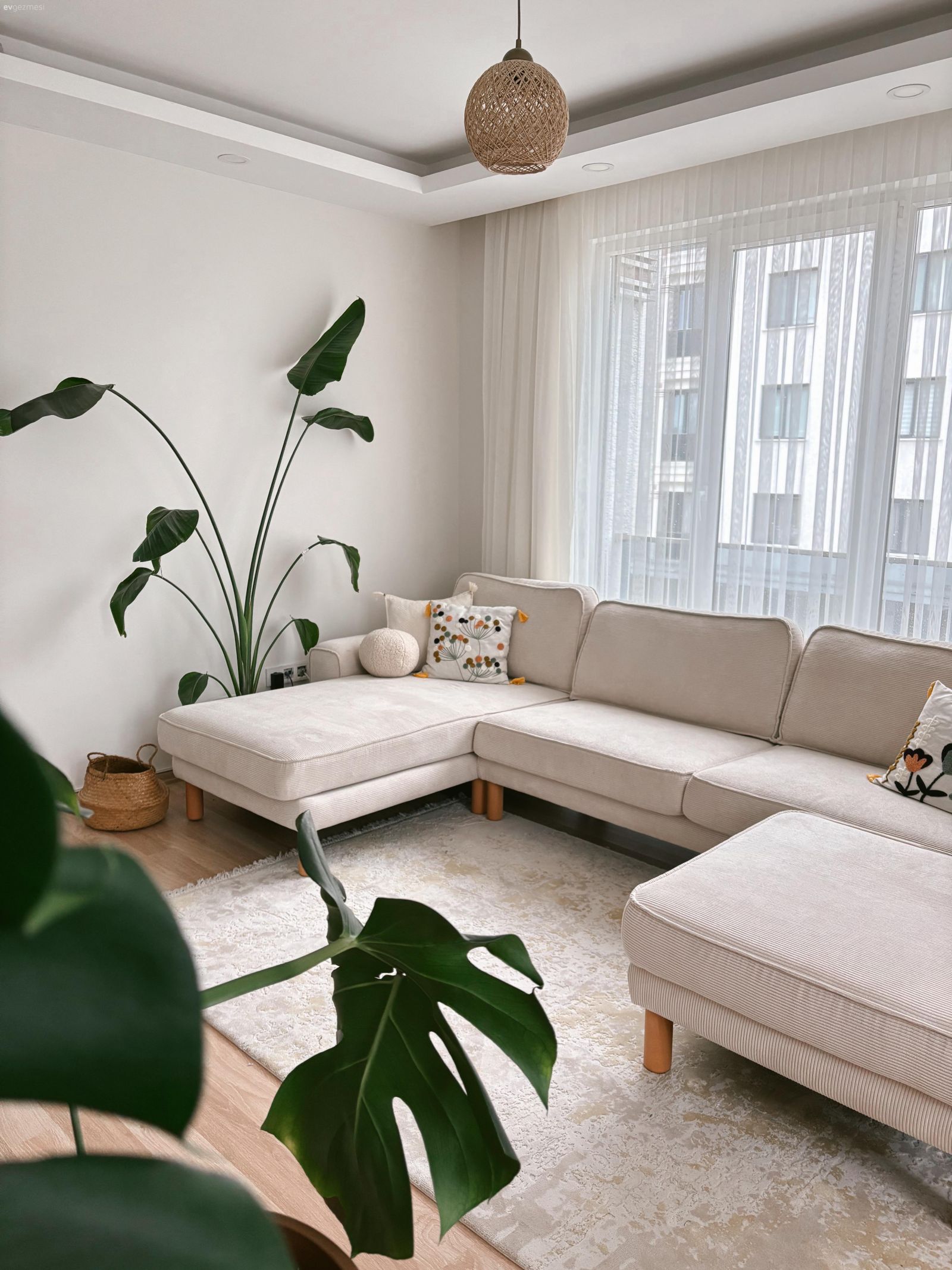 Bu İstanbul Evinde Rahatlığın Sembolü Köşe Koltuk