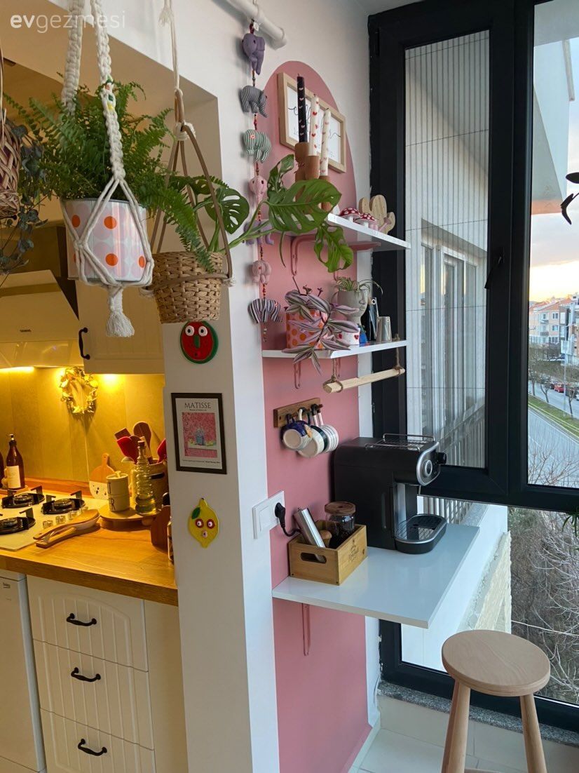 Kahve köşesi, Pembe duvar, Duvar rafı, Duvar dekorasyonu, Ev bitkisi, Tabure