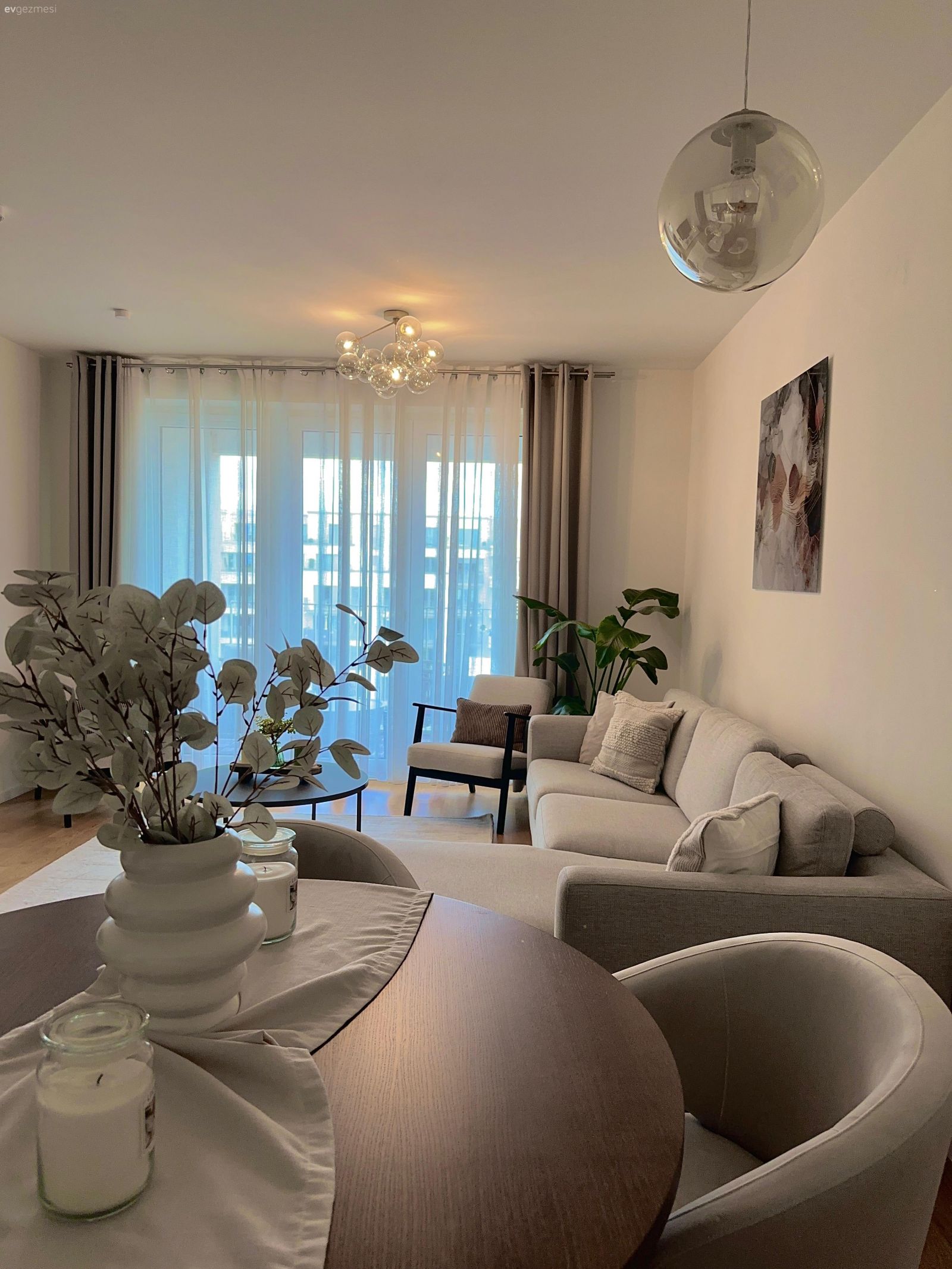 Salon, İskandinav, Bej, Beyaz, Krem, Siyah, Köşe koltuk, Koltuk takımı, Fon perde, Perde, Tül perde, Ev bitkisi, Saksı, Sandalye, Yemek masası, Vazo, Ev Aksesuar, Dekoratif Objeler, Avize, Aydınlatma, Halı, Orta sehpa, Sehpa, Kırlent, Ev tekstili, Tablo, Duvar dekorasyonu