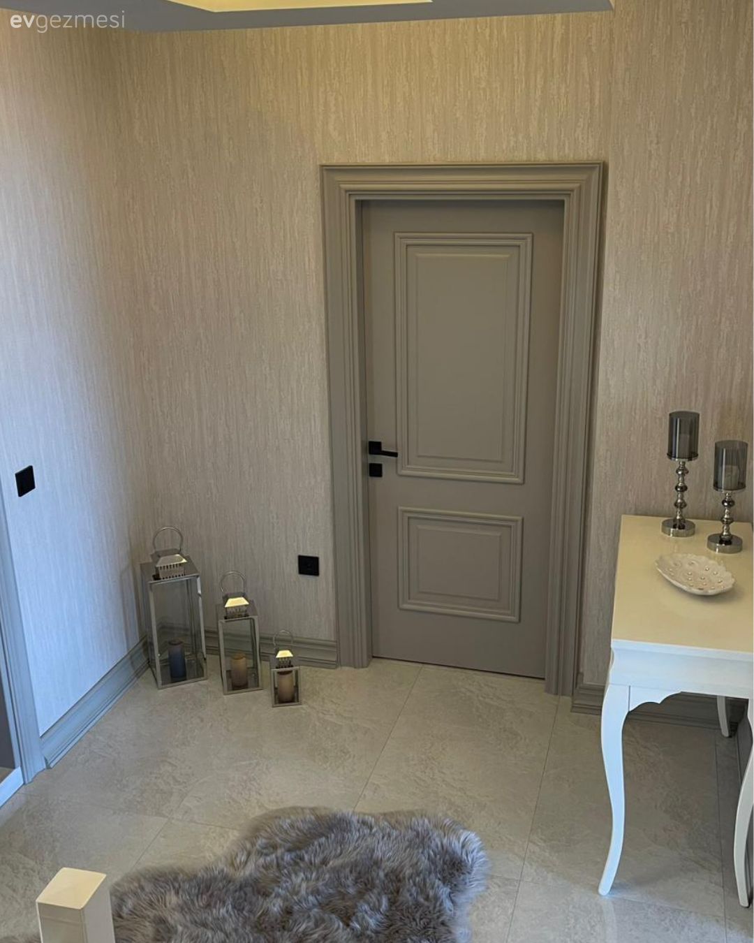 Antre, Gri, Kapı , Dresuar, Beyaz, Post halı, Halı, Peluş