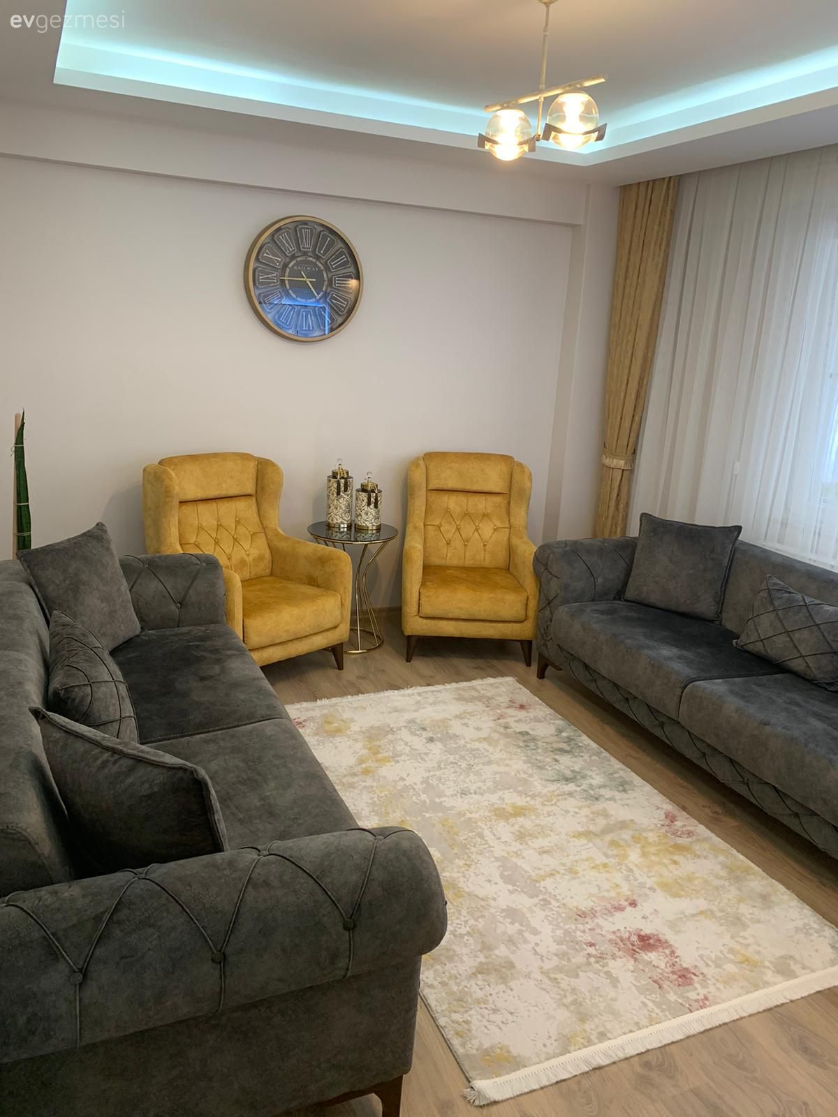 Oturma Odası, Gri, Sarı, Koltuk takımı, Duvar saati, Duvar dekorasyonu, Avize, Aydınlatma
