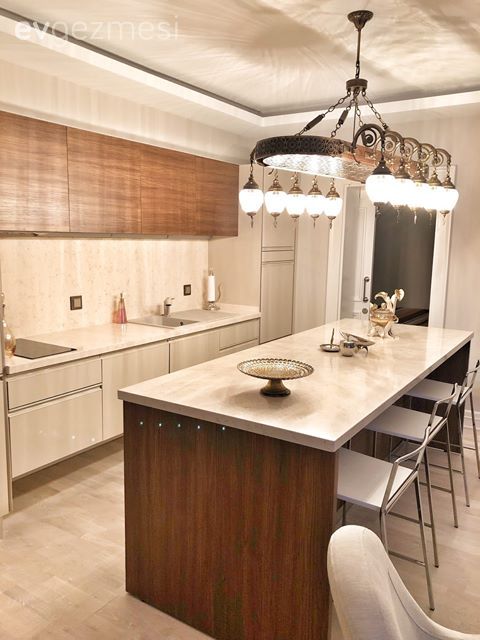 Amerikan Mutfak, Mutfak, Beyaz ve ahşap mutfak, Mutfak tezgahı, Mutfak tezgah arası, Ada mutfak, Avize, Aydınlatma, Mutfak Avize Modelleri, Sandalye, Tavan dekorasyon, Kahverengi, Dekoratif Objeler