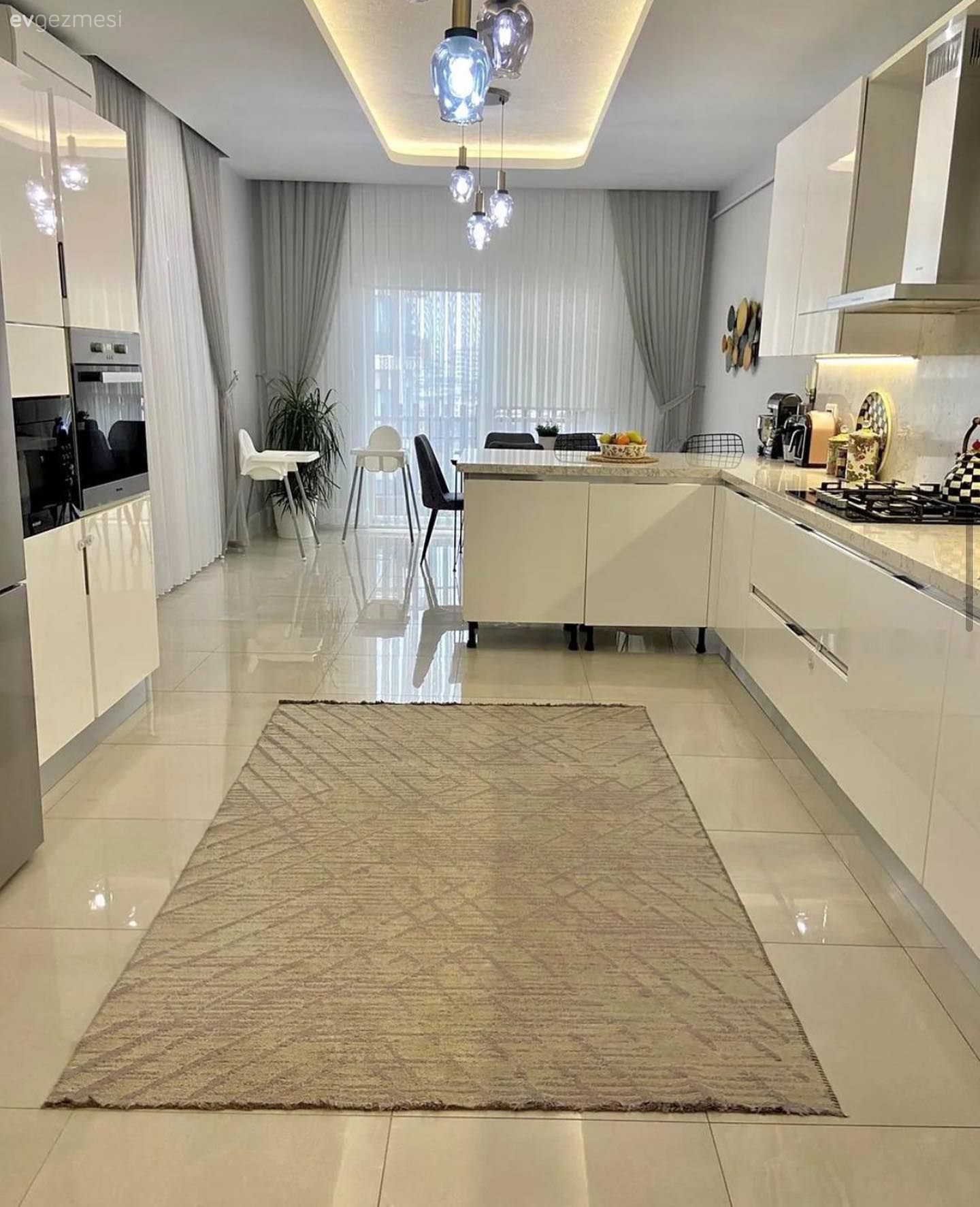 Mutfak, Beyaz mutfak, Modern mutfak, Beyaz, Bej, Krem, Kulpsuz mutfak dolabı, Mutfak tezgahı, Mutfak tezgah arası, Tezgah arası seramik, Mutfak halısı, Tavan dekorasyon, Led aydınlatma, Aydınlatma, Mutfak Avize Modelleri, Mutfak yarım adası, Sandalye, Fon perde, Perde, Tül perde, Davlumbaz, Ev bitkisi