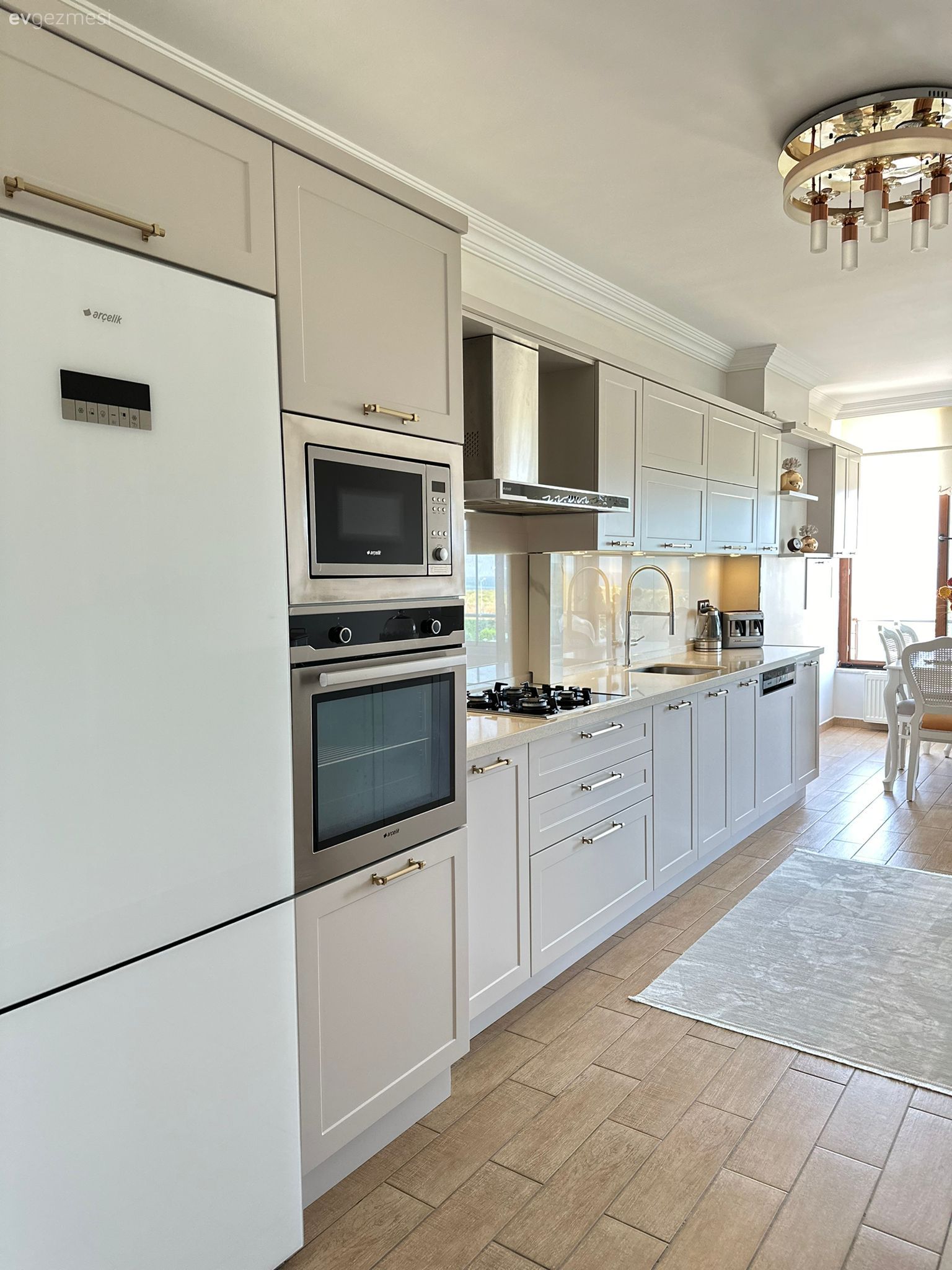 Bu Koridor Tipi Mutfağın Pencere Önünde Country Rüzgarı Esiyor!