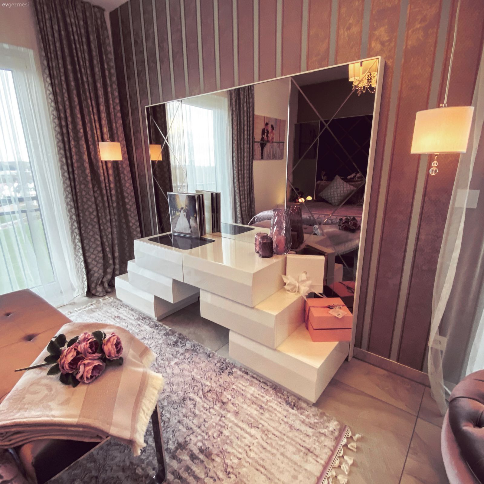 Bu Dubleks Evde Modern Ruh Natürellik Teması Etrafında Yansıtılmış