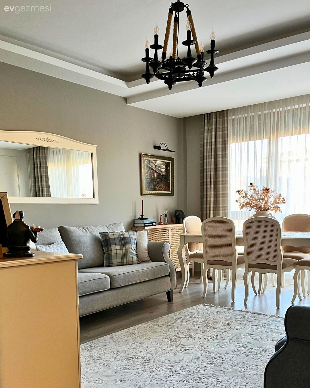 Salon, Country, Gri, Krem, Beyaz, Bej, Koltuk takımı, Halı, Salon halısı, Sandalye, Yemek masası, Fon perde, Perde, Tül perde, Ayna, Avize, Aydınlatma, Salon avizesi, Kırlent, Ev tekstili, Dekoratif Objeler