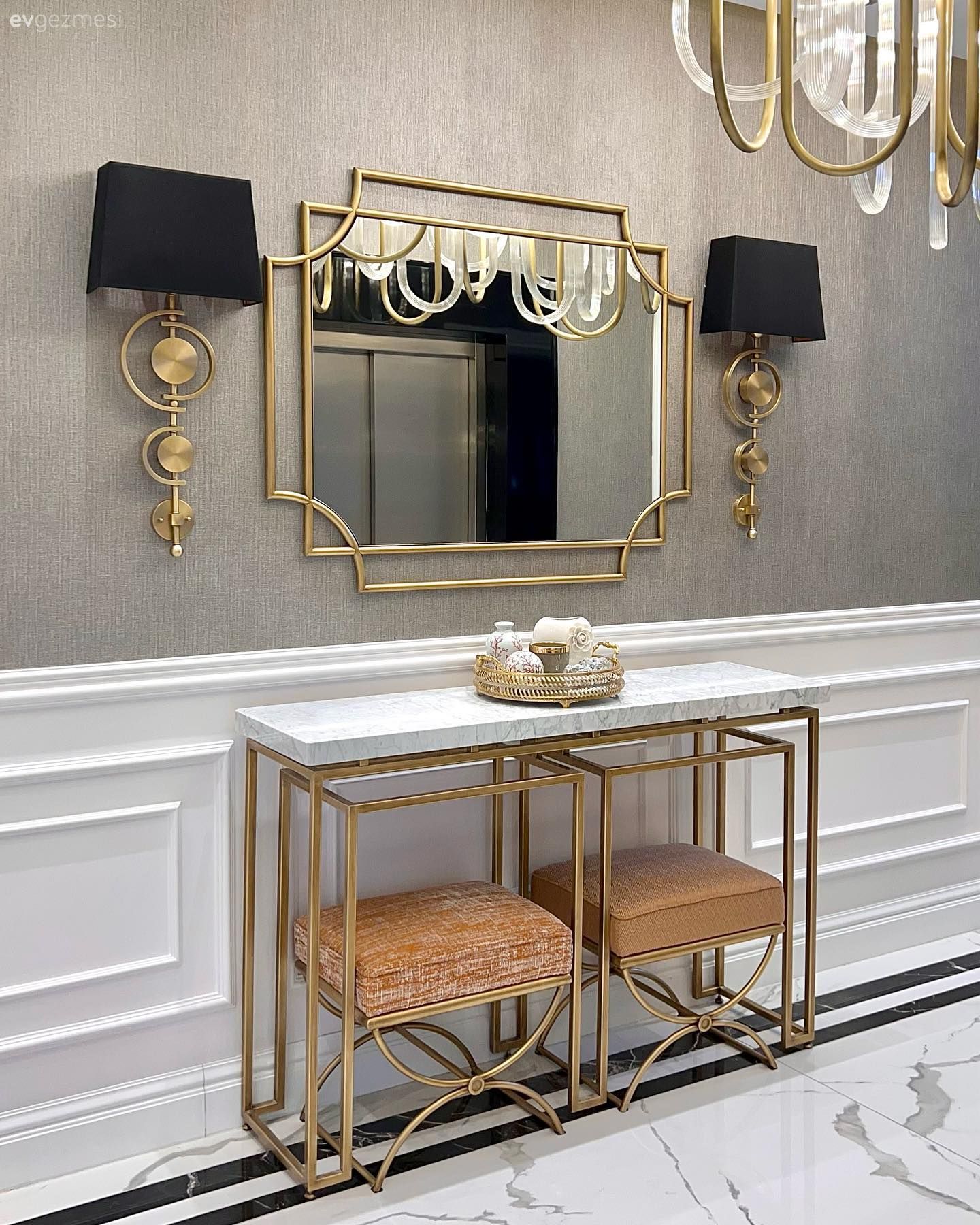 Hol, Beyaz, Altın, Siyah, Duvar çıtalama, Dresuar, Metal ayaklı dresuar, Puf, Aplik, Aydınlatma, Ayna, Gri duvar, Art deko