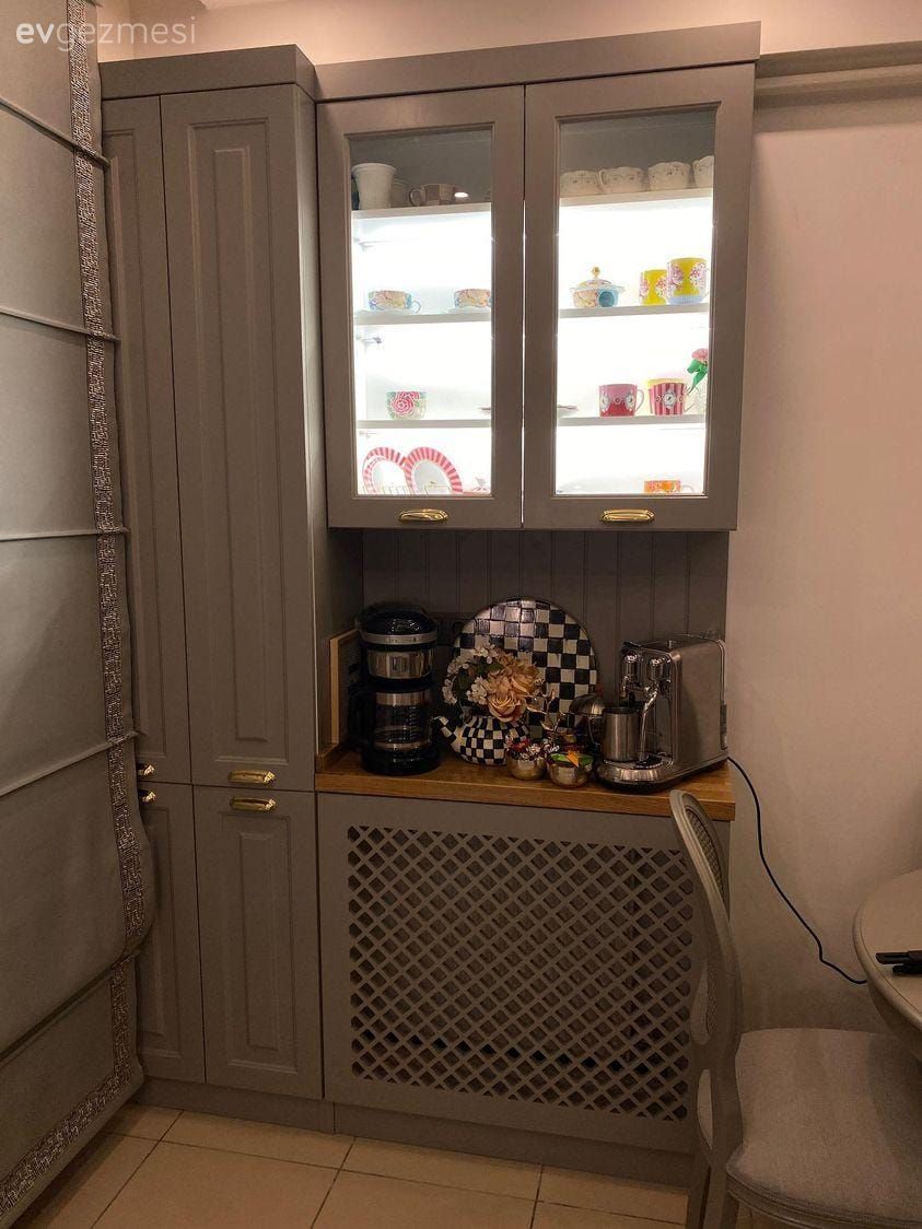 Kahverengi, Gri, Ahşap mutfak tezgahı, Mutfak tezgahı, Cam kapaklı dolap, Mutfak aksesuarları, Mutfak, Siyah- Beyaz