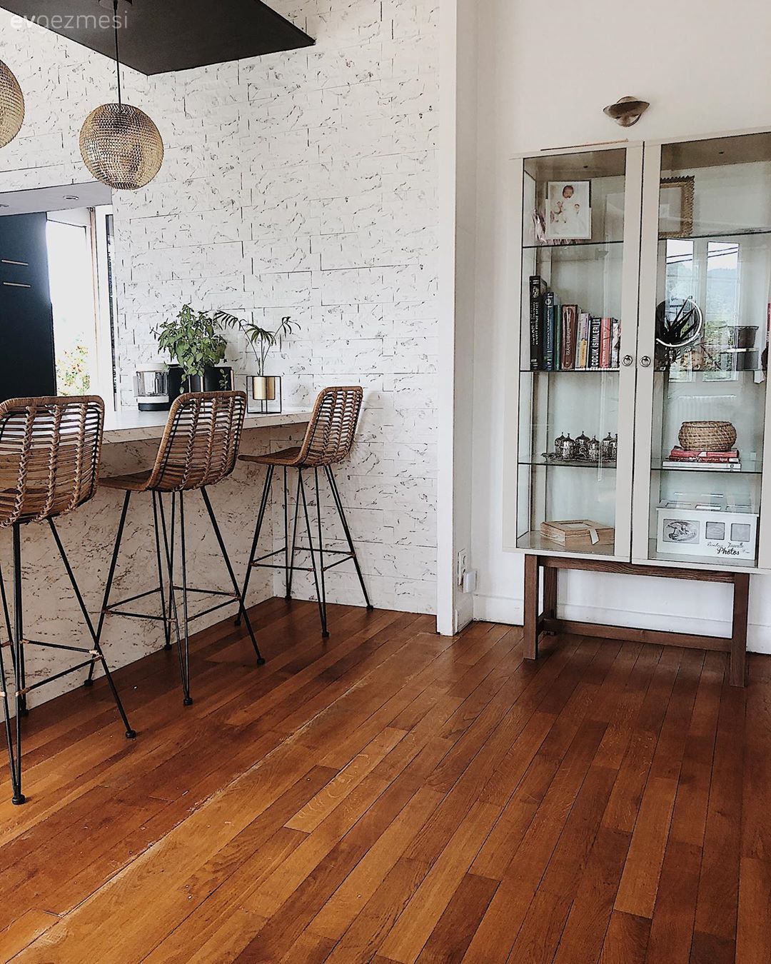 Bar masa & sandalyeleri, Hasır, Metal sandalye, Sandalye, Beyaz, Siyah, Altın, Vitrin, Taş duvar, Duvar dekorasyonu, Ada mutfak, Mutfak, Amerikan Mutfak, Parke, Modern rustik