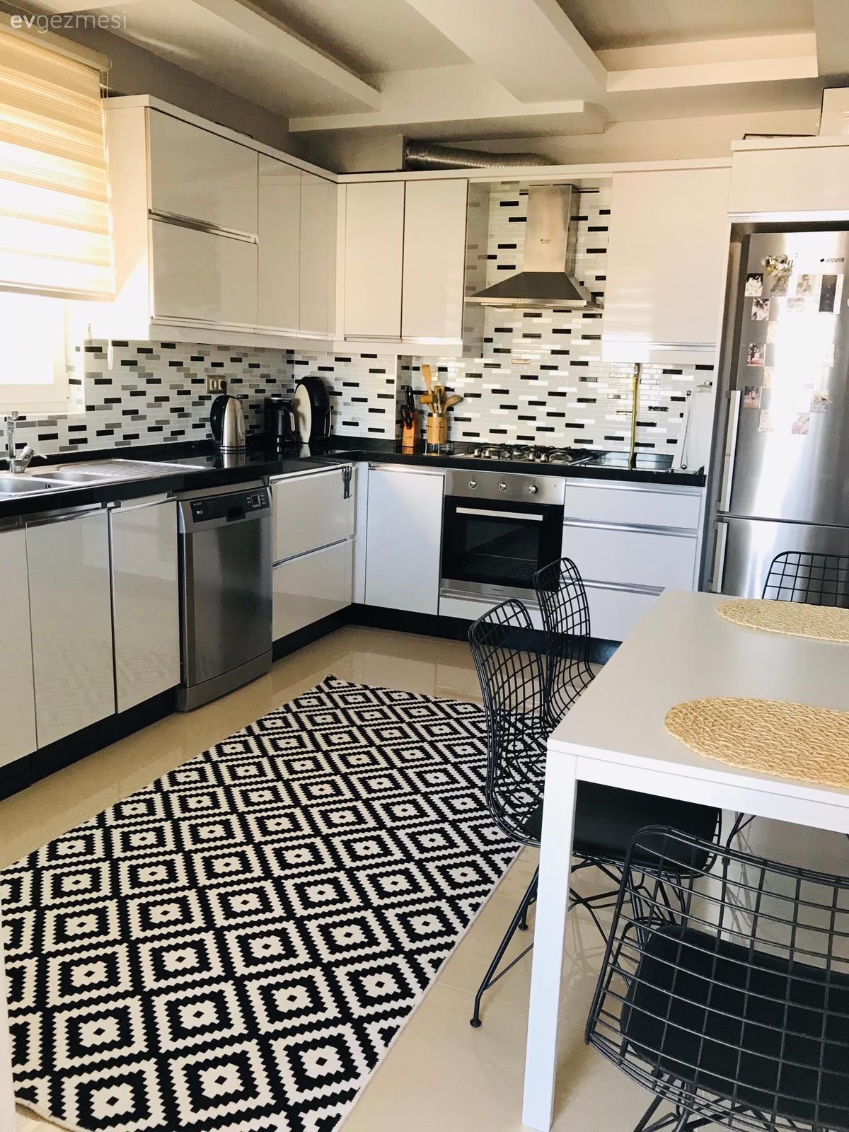 Mutfak, Beyaz mutfak, Siyah, Mutfak tezgahı, Mutfak tezgah arası, Tezgah arası seramik, Halı, Mutfak halısı, Geometrik desen, Desenler, Metal sandalye, Sandalye, Mutfak masası
