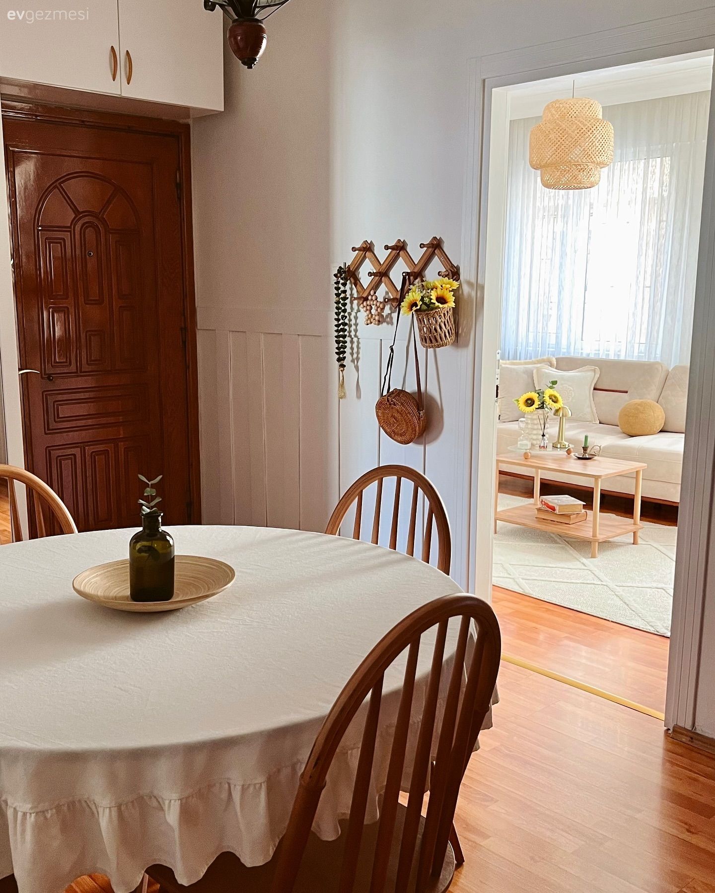 Yemek Odası, Bohem Dekorasyon, Beyaz, Ahşap Mobilya, Sandalye, Yemek masası, Tablo, Duvar dekorasyonu, Ev bitkisi, Saksı, Parke