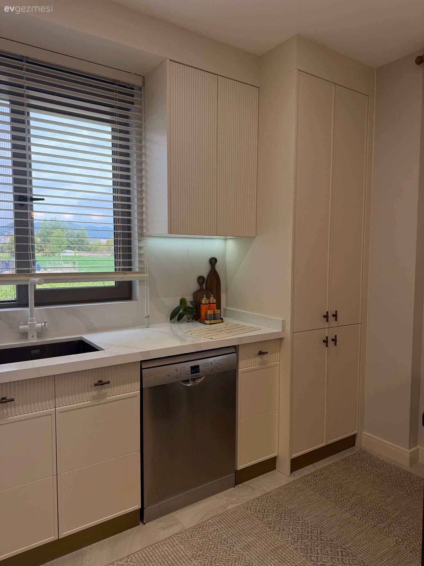 Her Köşesinde Farklı Bir Tasarıma Sahip Lüks ve Zarif Bir Mutfak