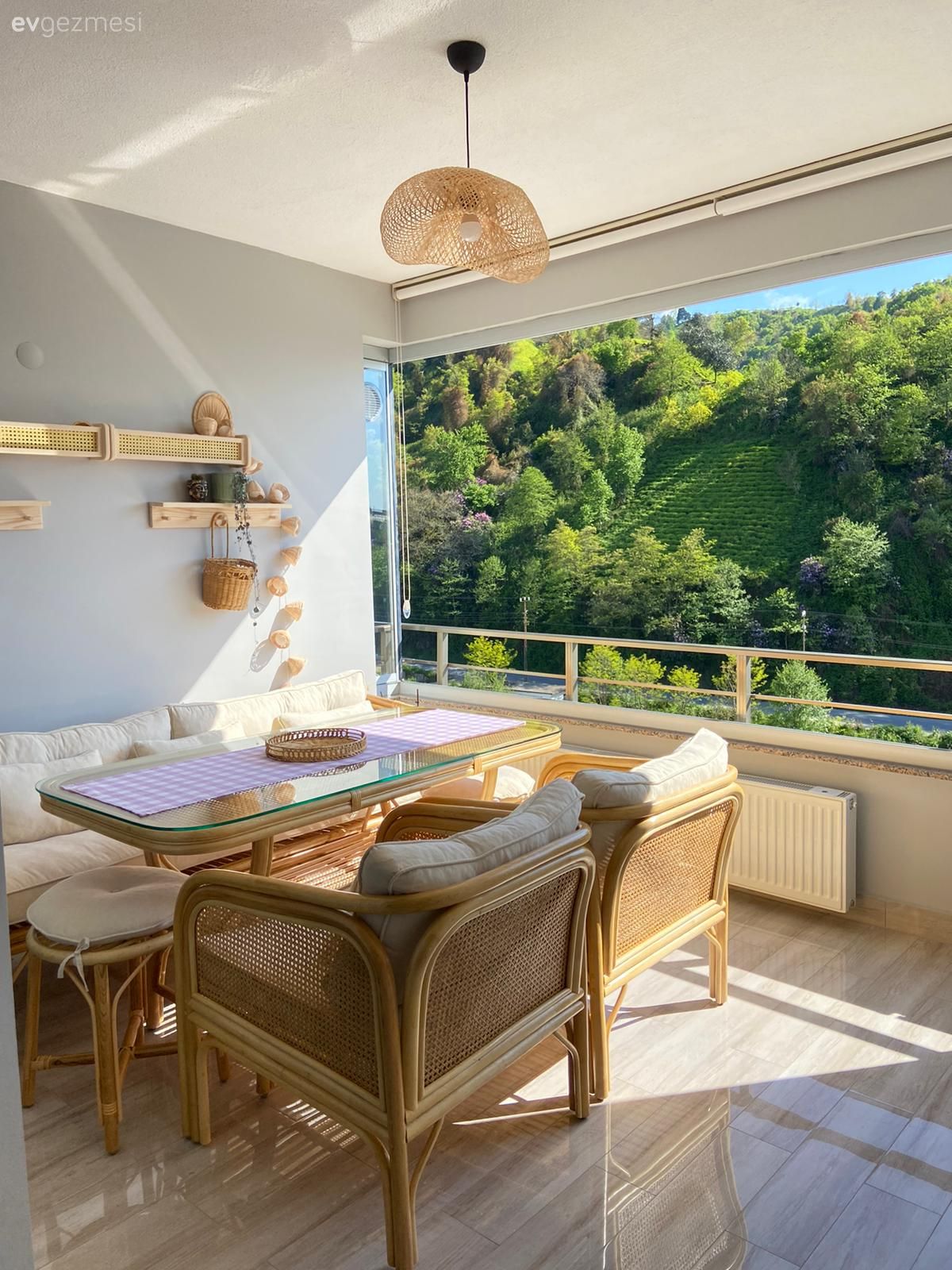 Balkon, Bohem Dekorasyon, Beyaz, Ahşap Mobilya, Hasır, Balkon oturma grubu, Balkon masası, Balkon duvar dekorasyonu, Balkon avizesi, Zemin seramikleri, Krem, Bej