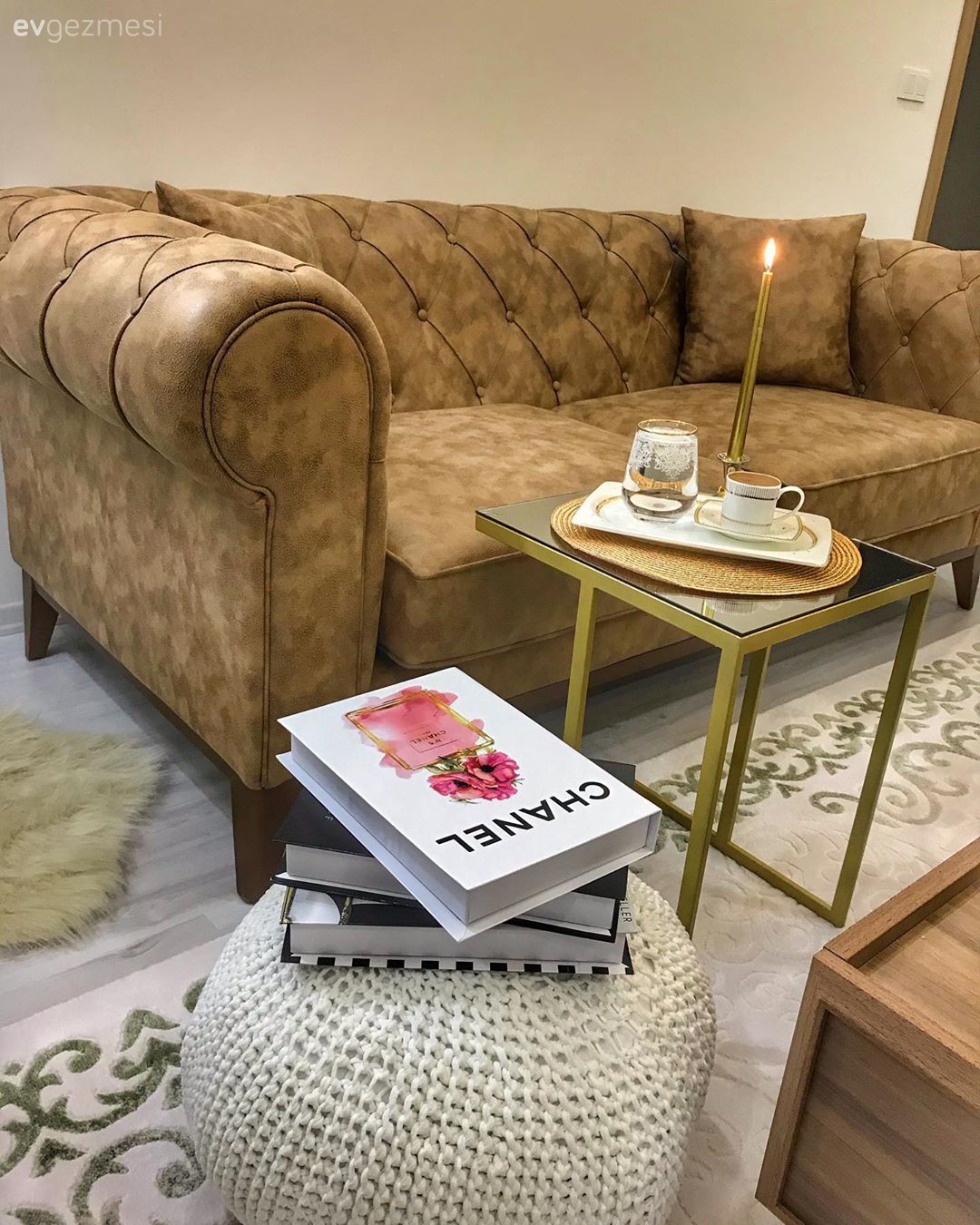 Kahverengi, Modern chesterfield, Yan sehpa, Sehpa, Puf, Sandalye, Yemek masası, Ayna, Halı, Salon halısı, Şamdan, Ev Aksesuar