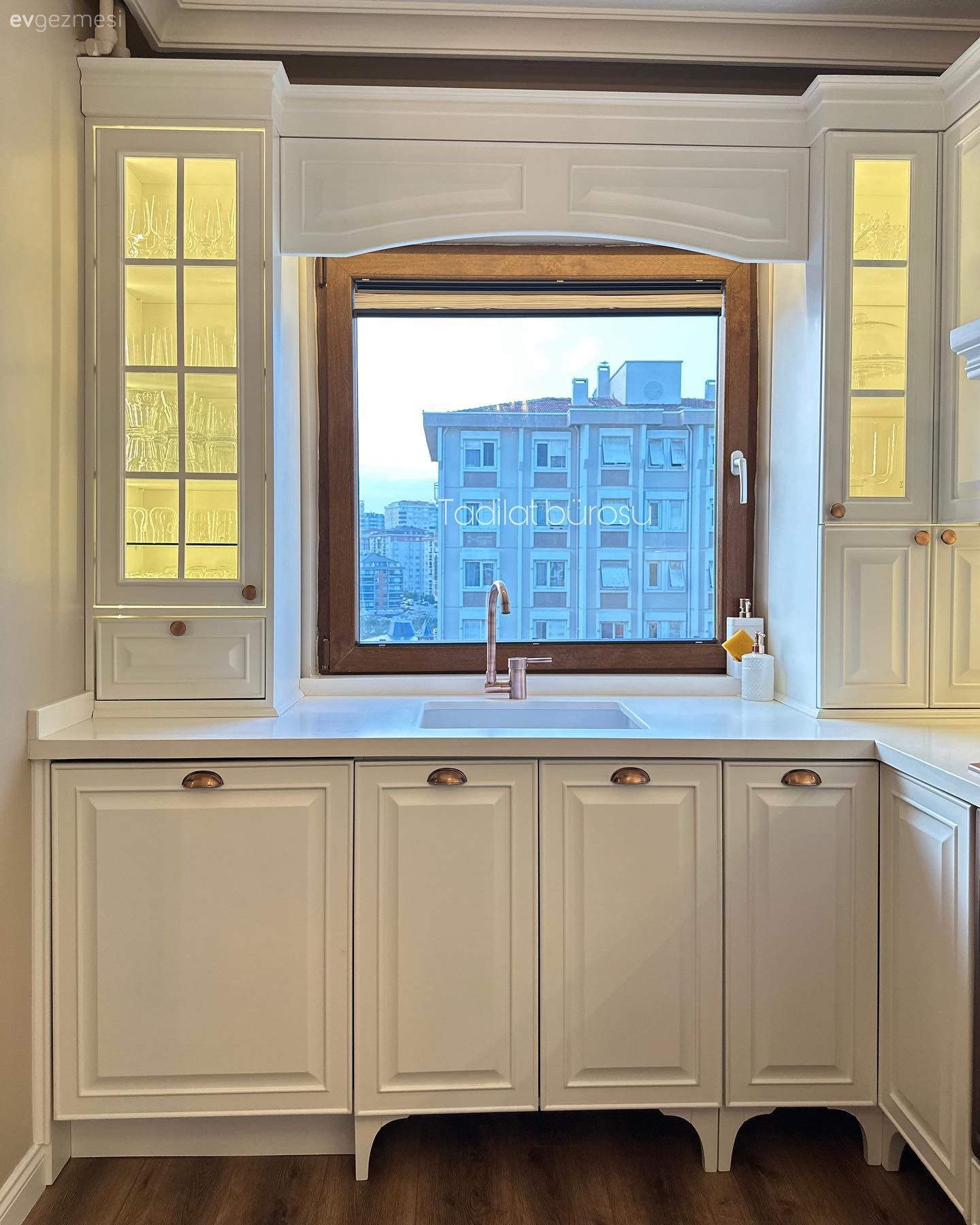 Bu Göz Alıcı Mutfakta Country Tarz Modern Şekilde Yorumlanmış!