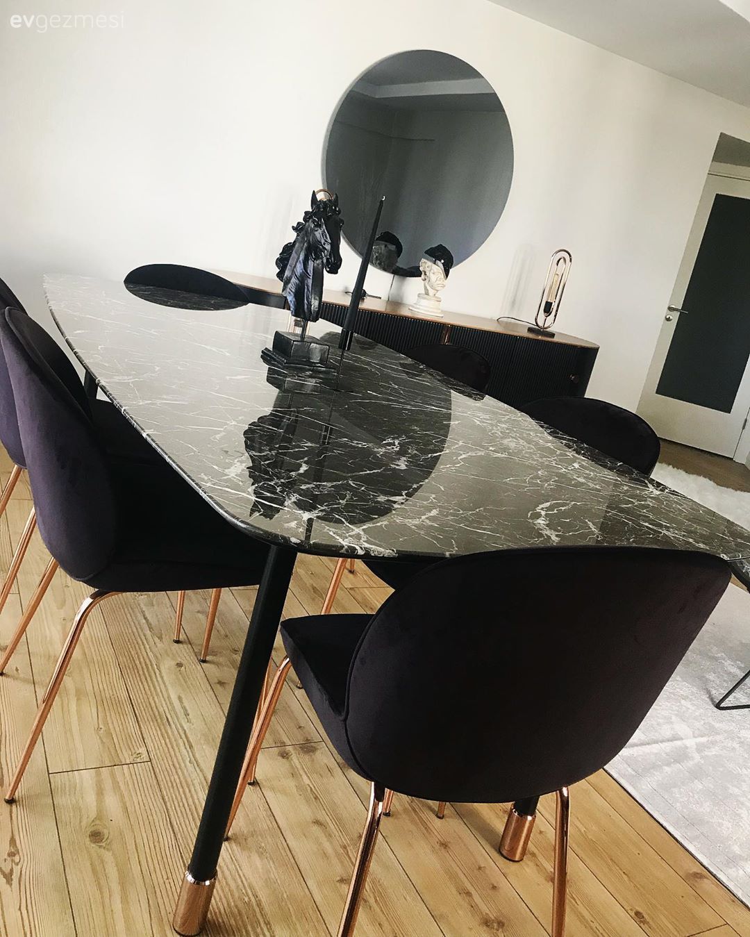 Bu Salonun Odağında Zıt Kutupların Kontrastı Var