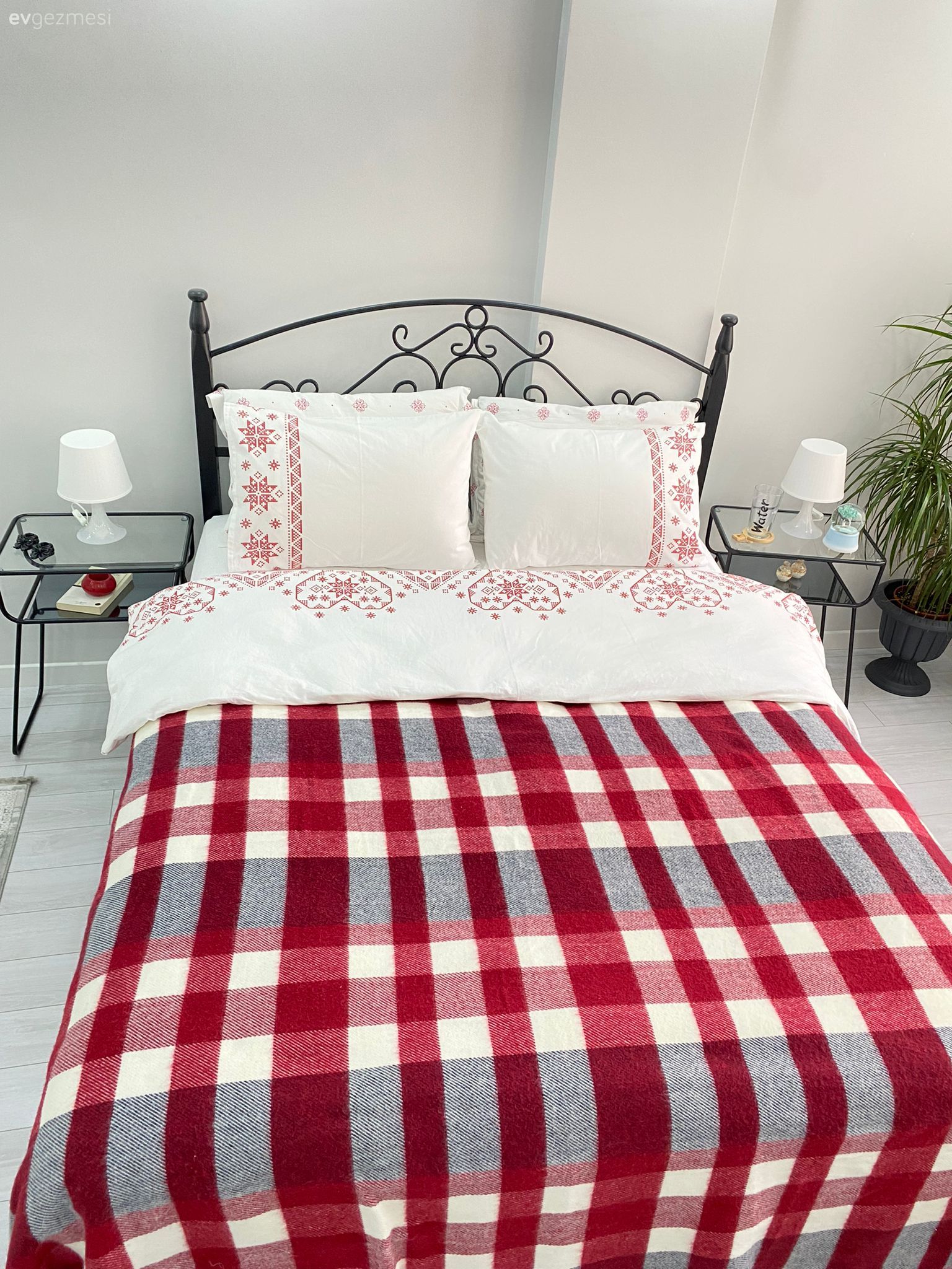 Kırlent ve Örtüleriyle Sürekli Kabuk Değiştiren Bir İstanbul Evi!