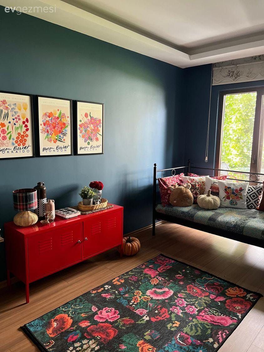 Oturma Odası, Mavi duvar, Kırmızı, Sedir, Patchwork halı, Halı, Çiçekli desen, Desenler, Çerçeve, Kırlent, Ev tekstili, Konsol