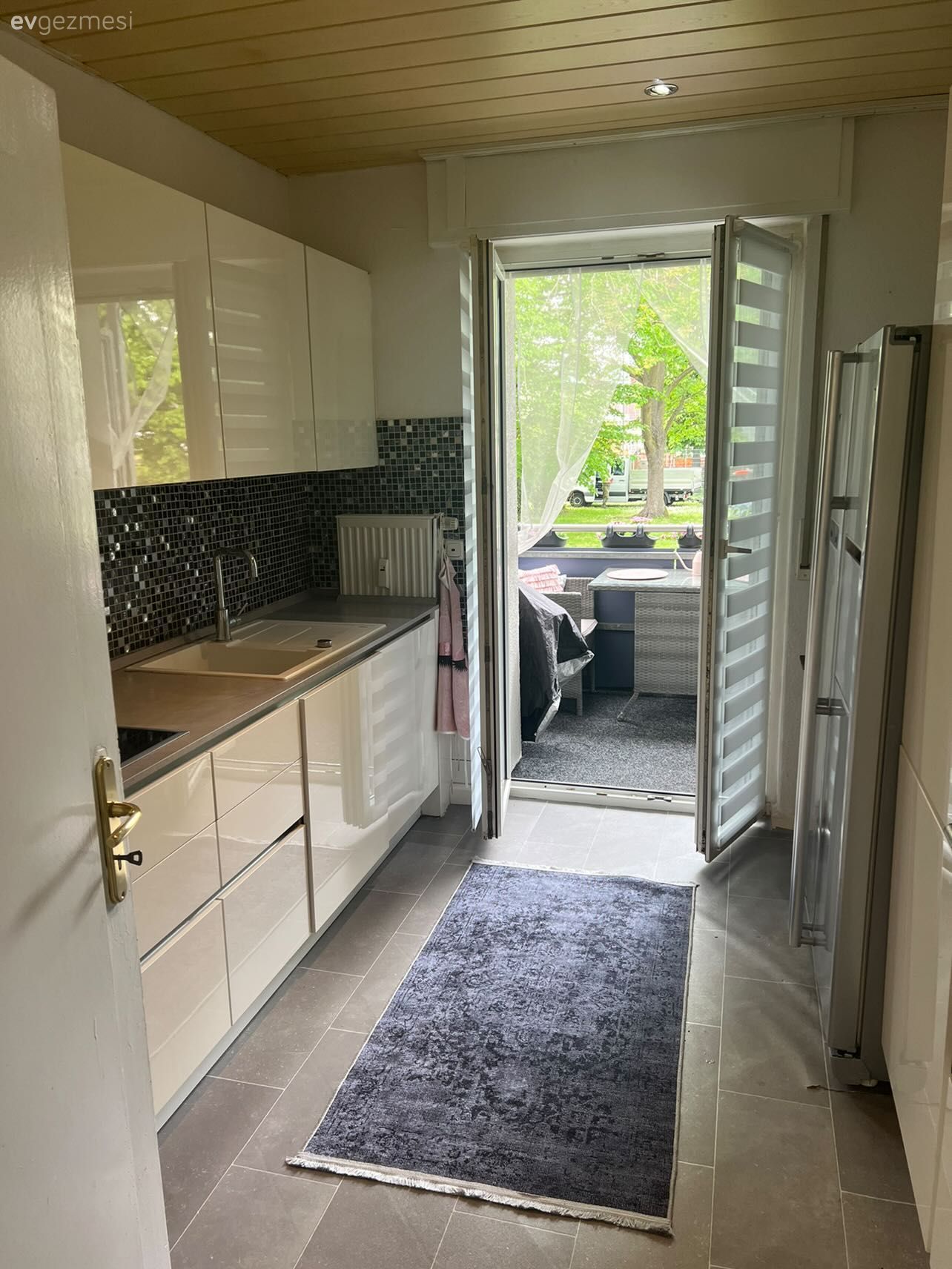 Mutfak, Beyaz, Krem, Bej, Siyah, Modern mutfak, Kulpsuz mutfak dolabı, Mutfak tezgahı, Mutfak tezgah arası, Tezgah arası seramik, Mutfak halısı, Davlumbaz, Cam Ankastre, Ankastre