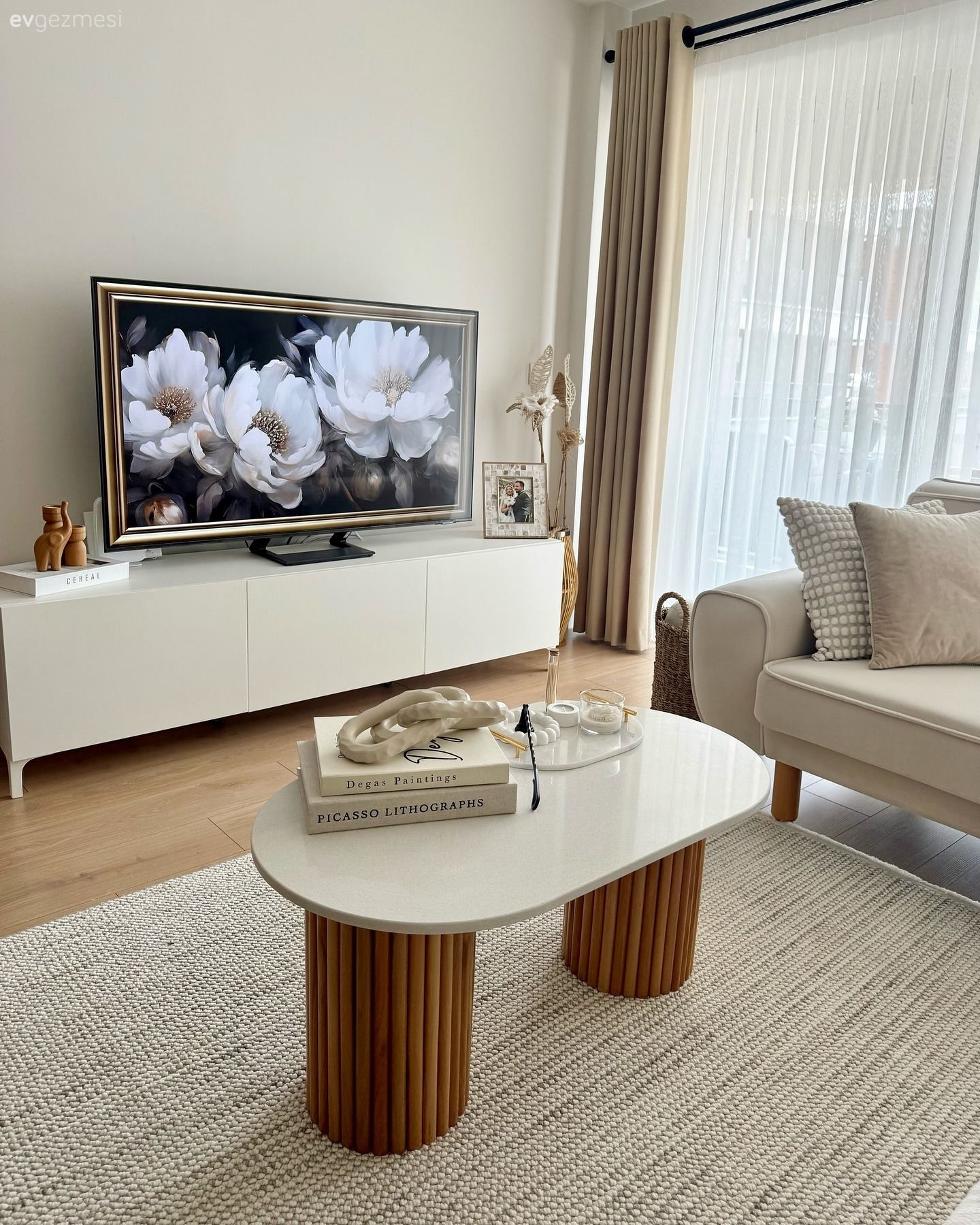 Tv ünitesi, Tv ünitesi aksesuarları, Ev Aksesuar, Orta sehpa, Sehpa, Halı, Salon halısı, Köşe koltuk, Koltuk takımı, Fon perde, Perde, Tül perde, Dekoratif Objeler