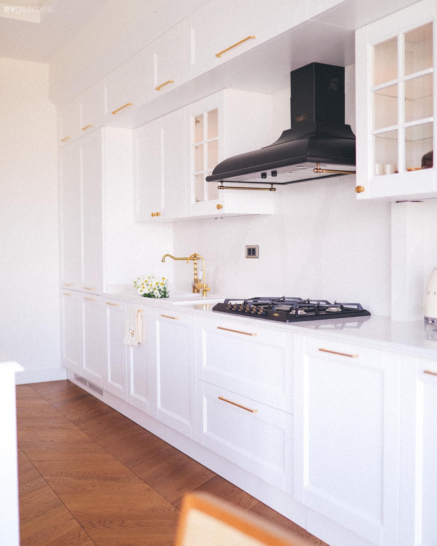 Mutfak, Beyaz, Siyah, Kahverengi, Parke, Shaker kapaklı dolaplar, Altın, Mutfak tezgahı, Mutfak tezgah arası, Davlumbaz, Ankastre