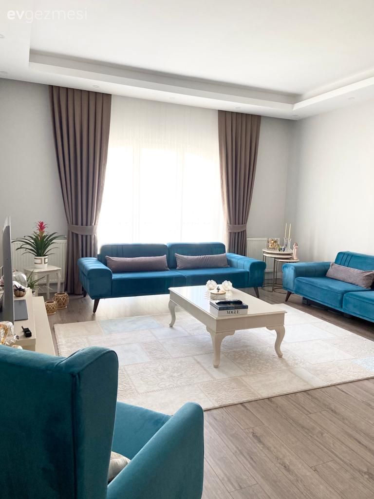 Salon, Modern, Gri, Beyaz, Koltuk takımı, Berjer, Halı, Salon halısı, Orta sehpa, Sehpa, Fon perde, Perde, Tül perde, Kırlent, Ev tekstili, Parke